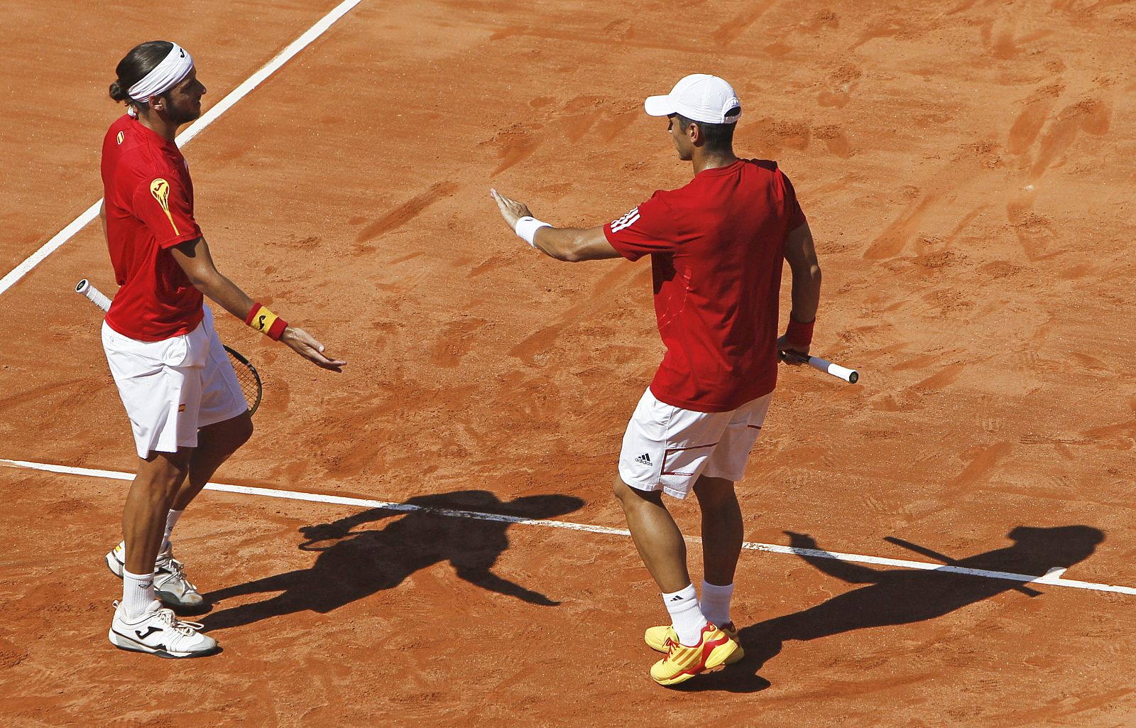 La pareja española Feliciano López y Fernando Verdasco (d), durante el partido de dobles