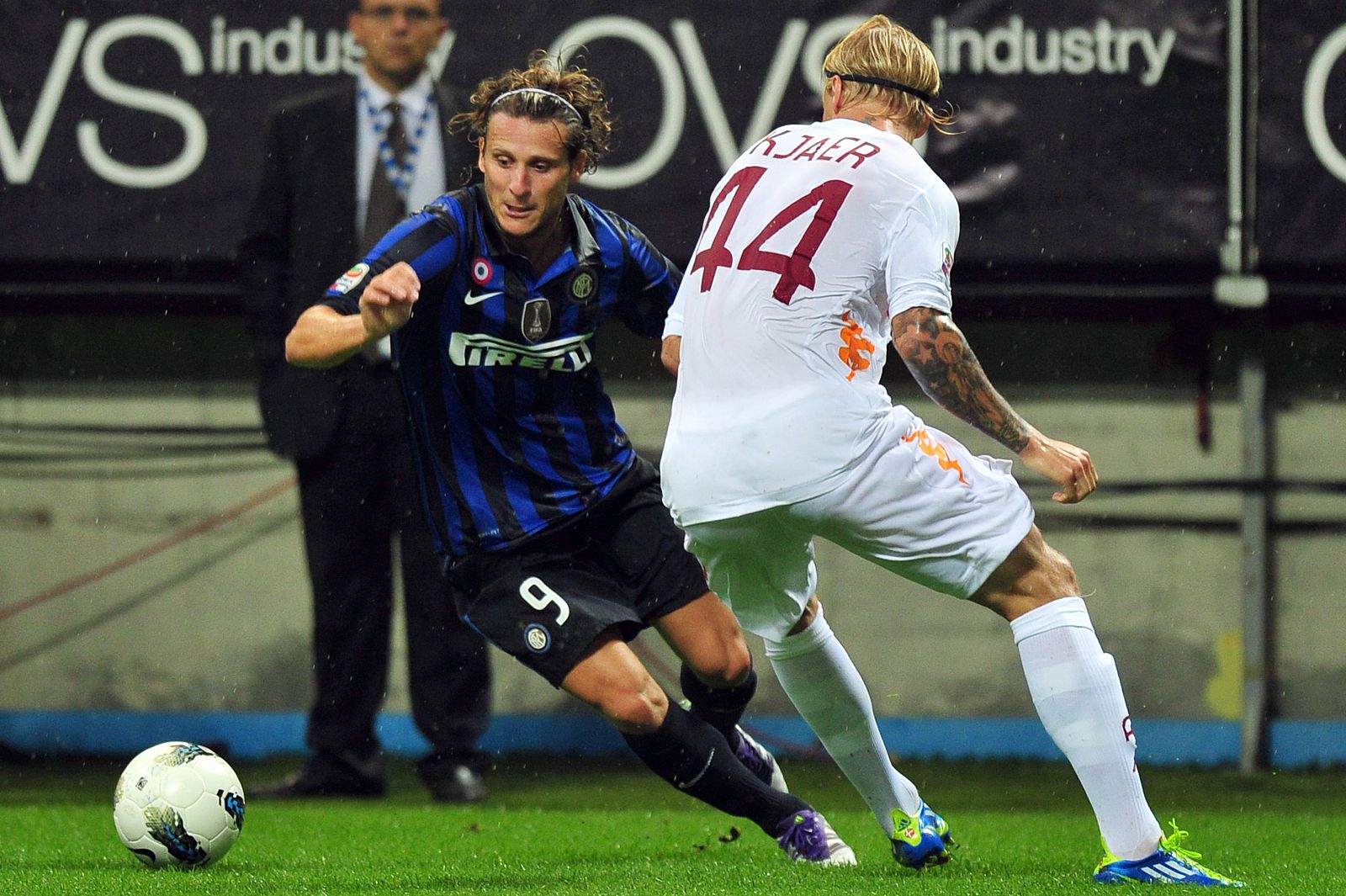 El jugador uruguayo del Inter de Milan, Diego Forlán, pelea un balón contra el jugador del Roma, Simon Kjaer