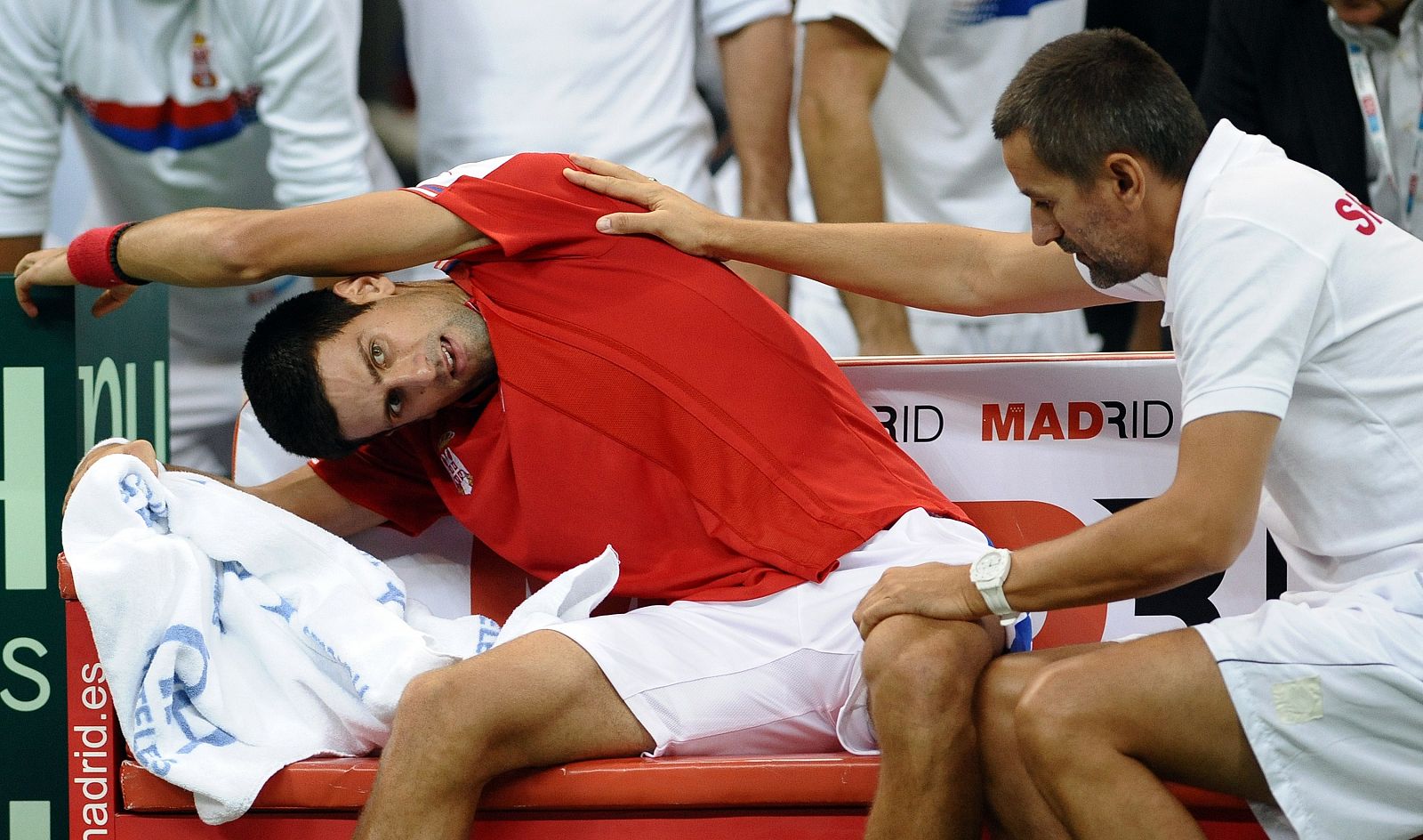 Novak Djokovic, atendido por su fisioterapeuta durante el partido ante Del Potro