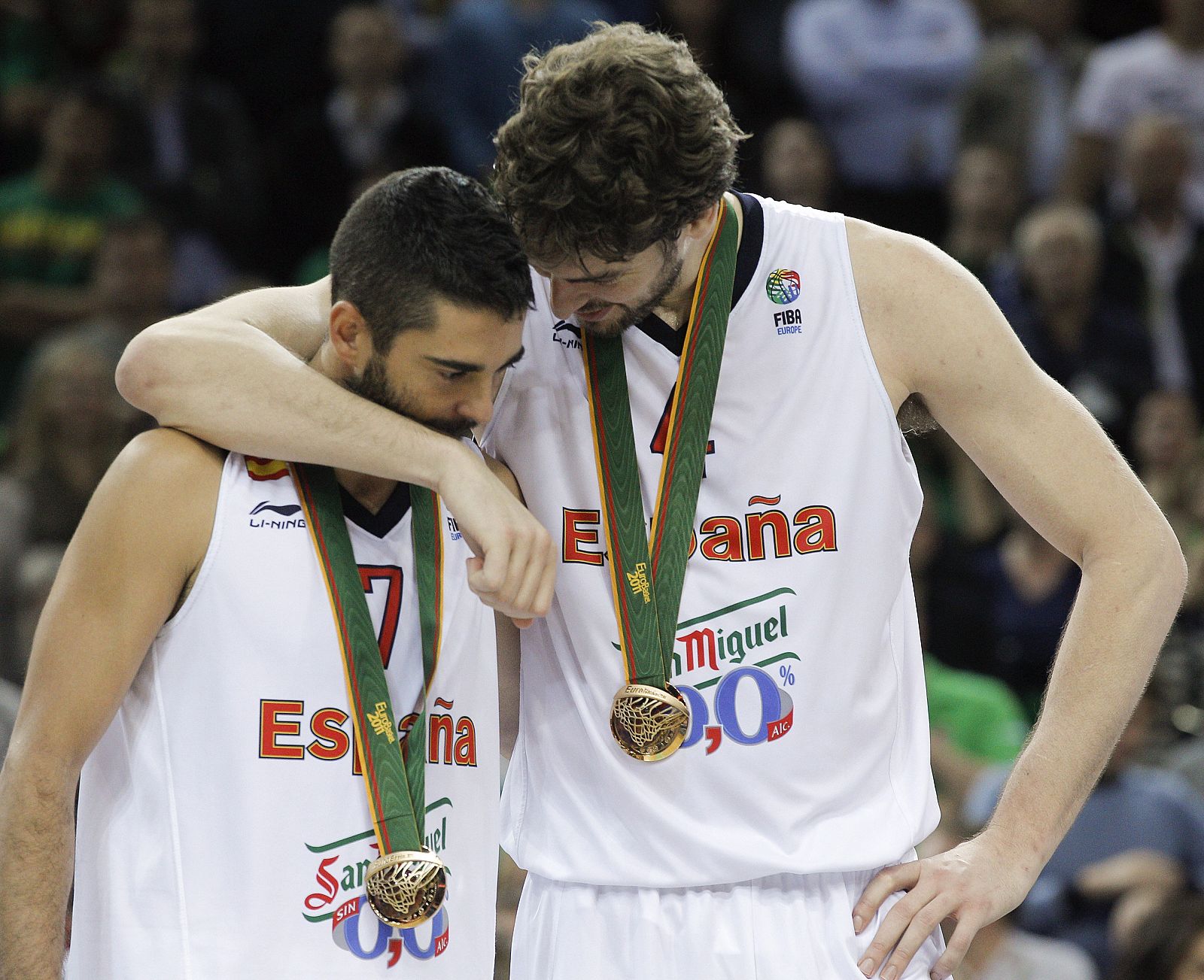 El pívot de España, Pau Gasol (d), junto al escolta Juan Carlos Navarro (i), con la medalla de oro.