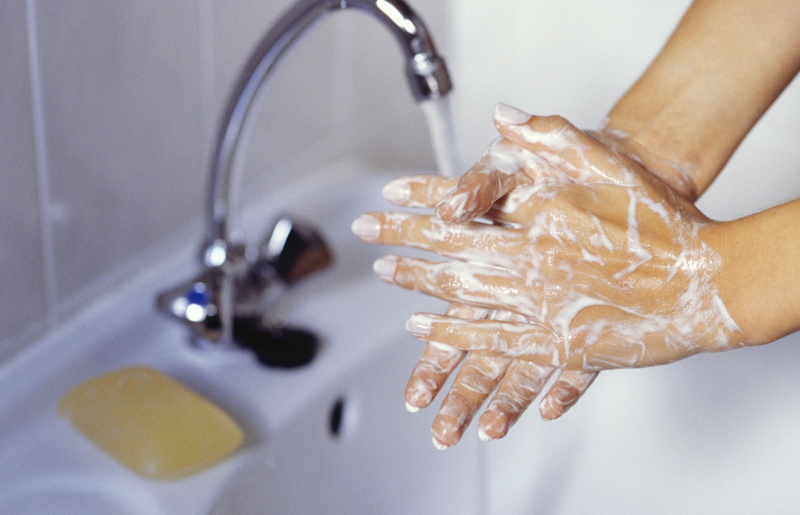 ¿Por qué limpia el jabón?