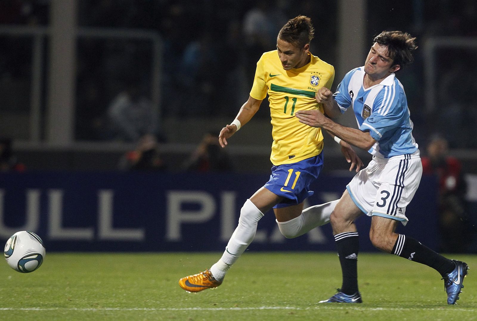 Neymar disputa un partido con la selección brasileña frente a Argentina