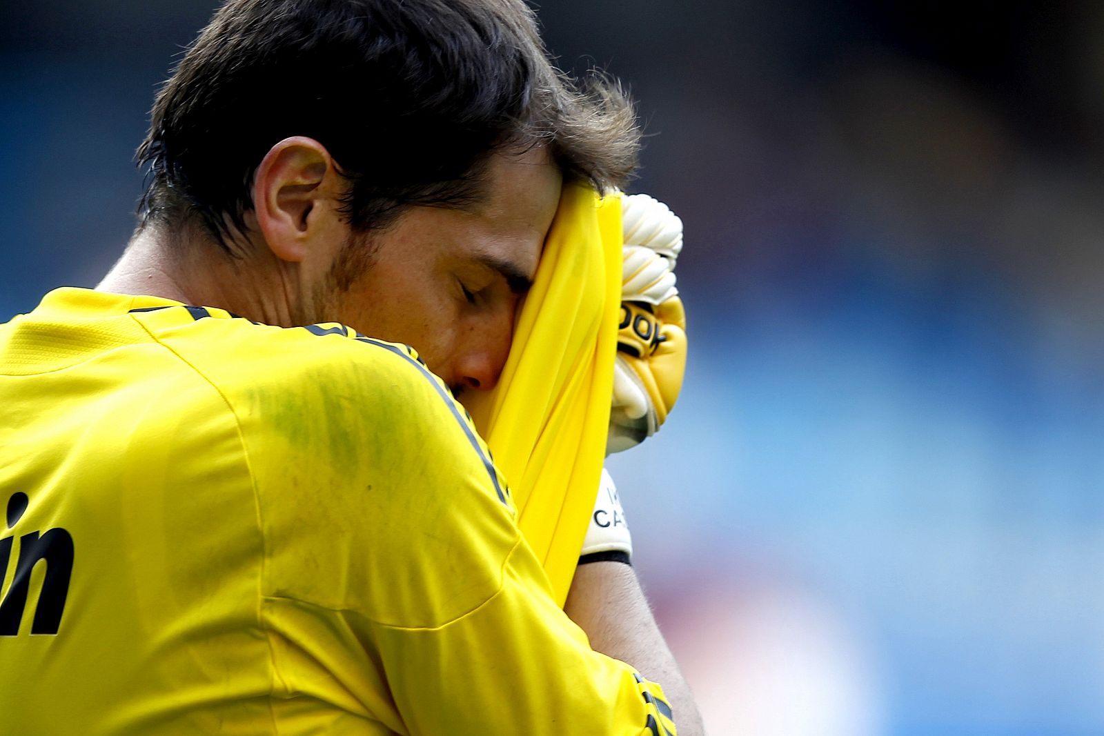 El portero del Real Madrid Iker Casillas se lamenta durante el partido