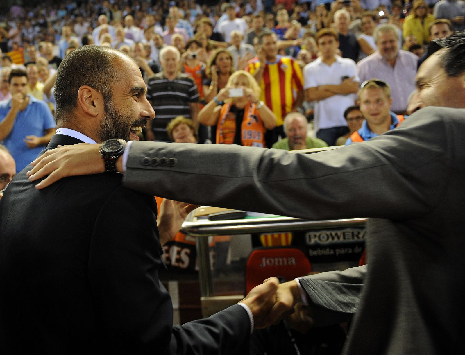 El técnico del FC Barcelona, Josep Guardiola, saluda a Unai Emery, entrenador del Valencia