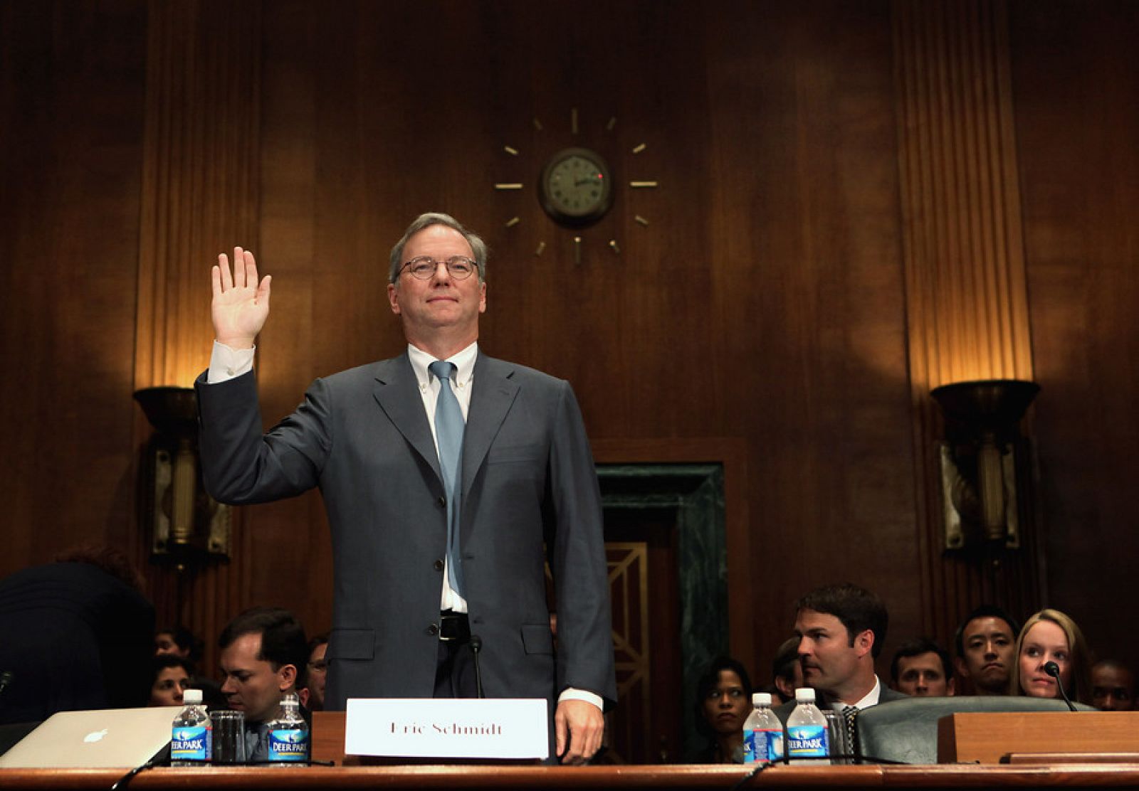 Eric Schmidt, presidente de Google, jura su declaración ante la audiencia en el Senado de EE.UU.