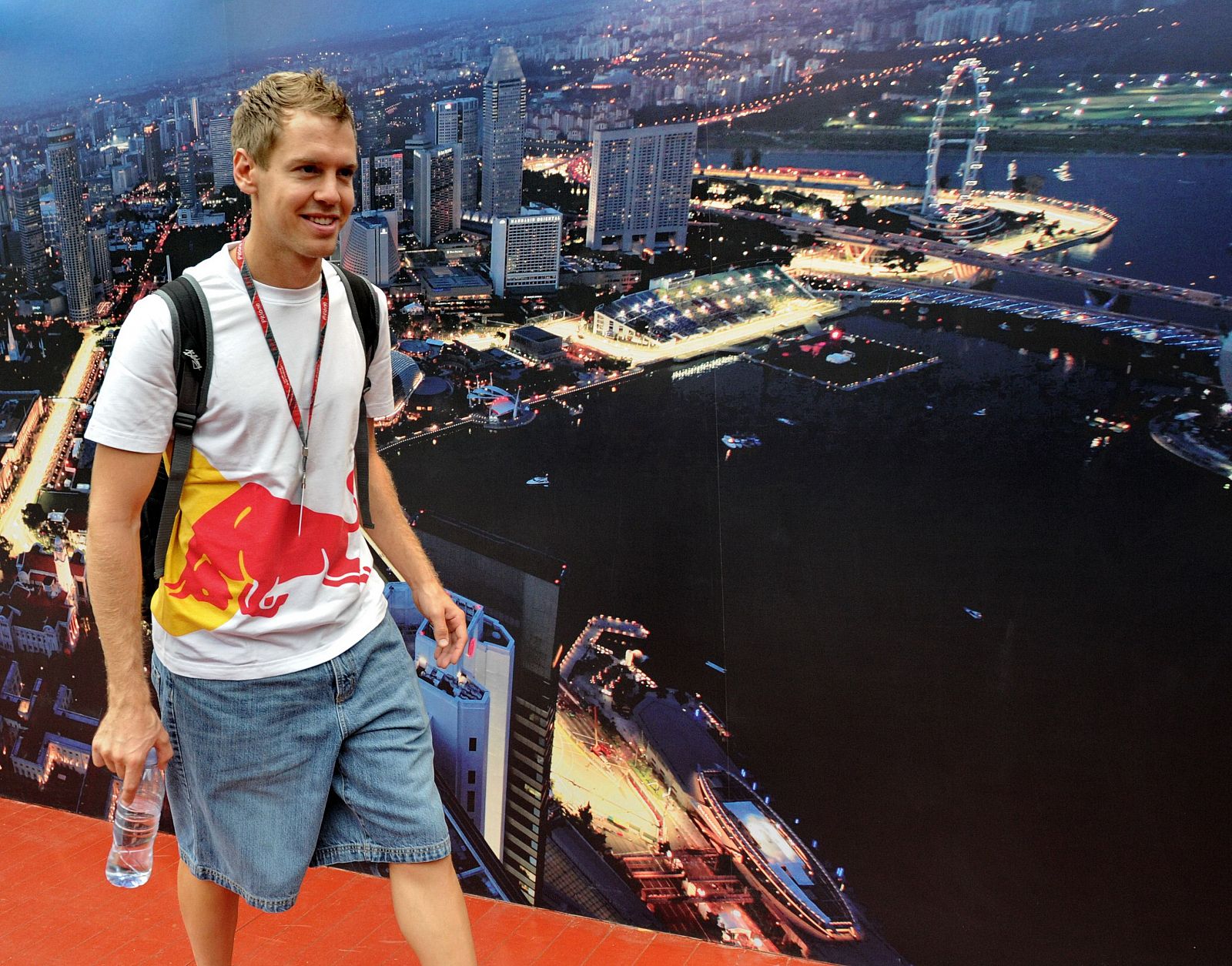 El piloto de Red Bull, Sebastian Vettel, en su llegada al paddock de Singapur.