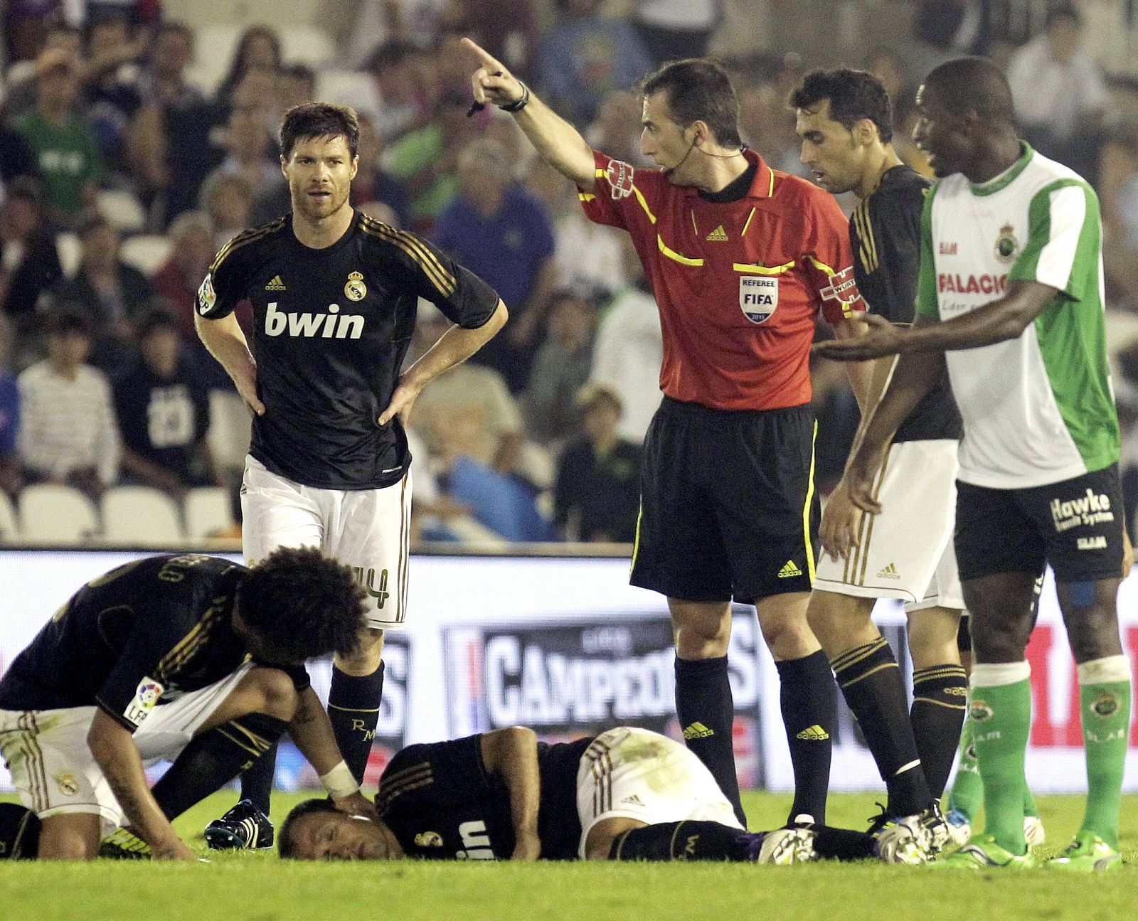 El portugués, Ricardo Carvalho, durante el encuentro frente al Racing donde recibió un fuerte golpe.