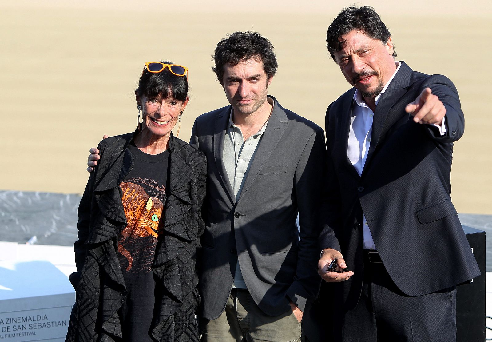 El realizador, Mathieu Demy posa junto a los actores, Géraldine Chaplin, y Carlos Bardem