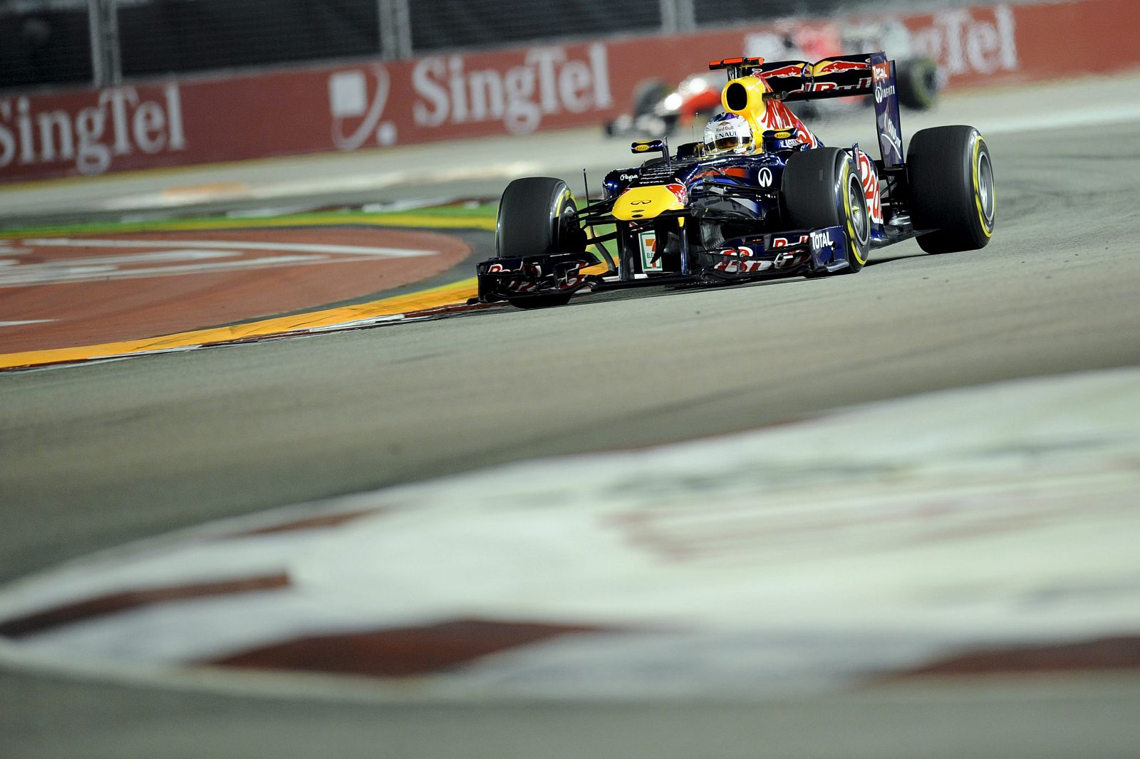 El piloto alemán Sebastian Vettel (Red Bull) logra la 'pole' en el GP de Singapur.