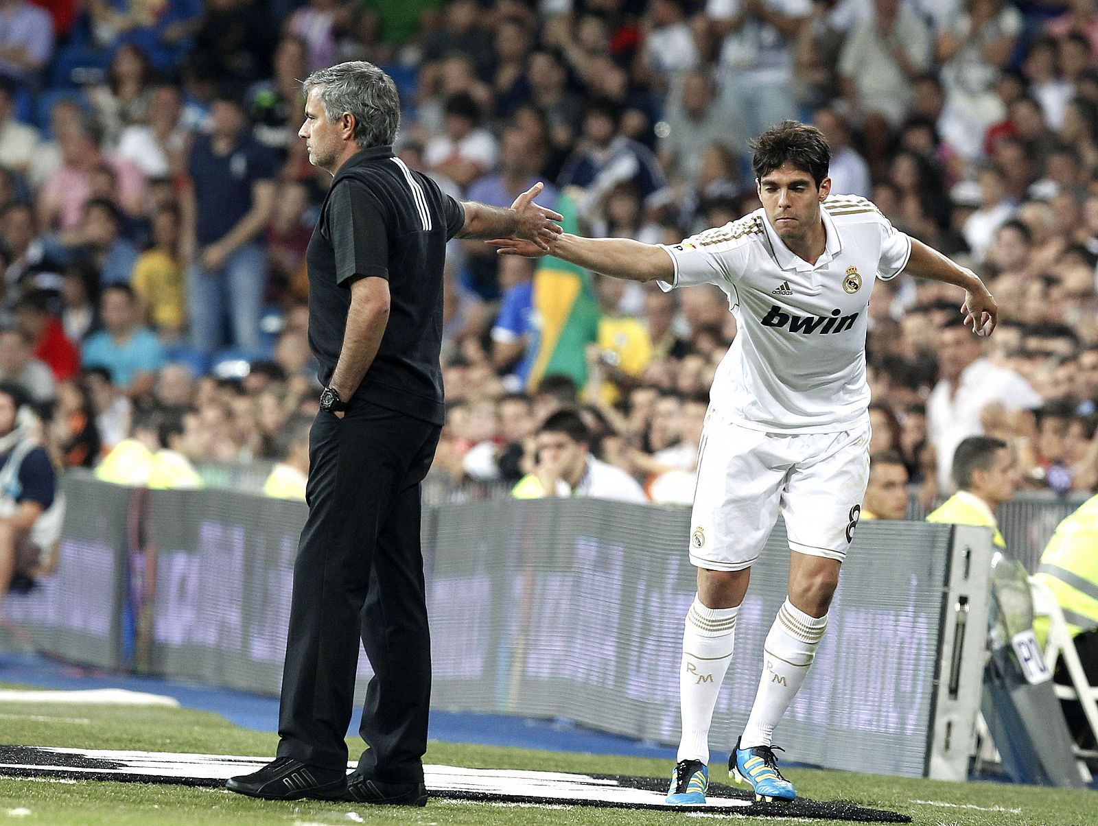 El centrocampista brasileño del Real Madrid, Ricardo Izecson "Kaká" (d), recibe el saludo del entrenador portugués, José Mourinho, tras ser sustituido