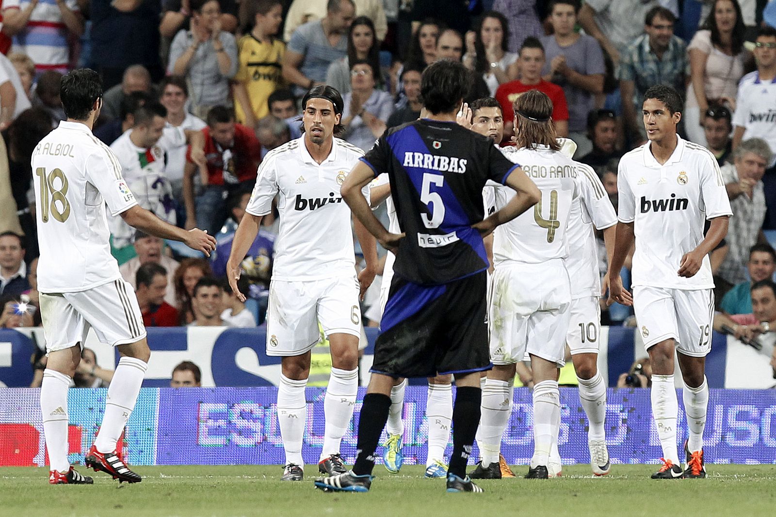 Albiol celebra un gol del Real Madrid frente al Rayo Vallecano