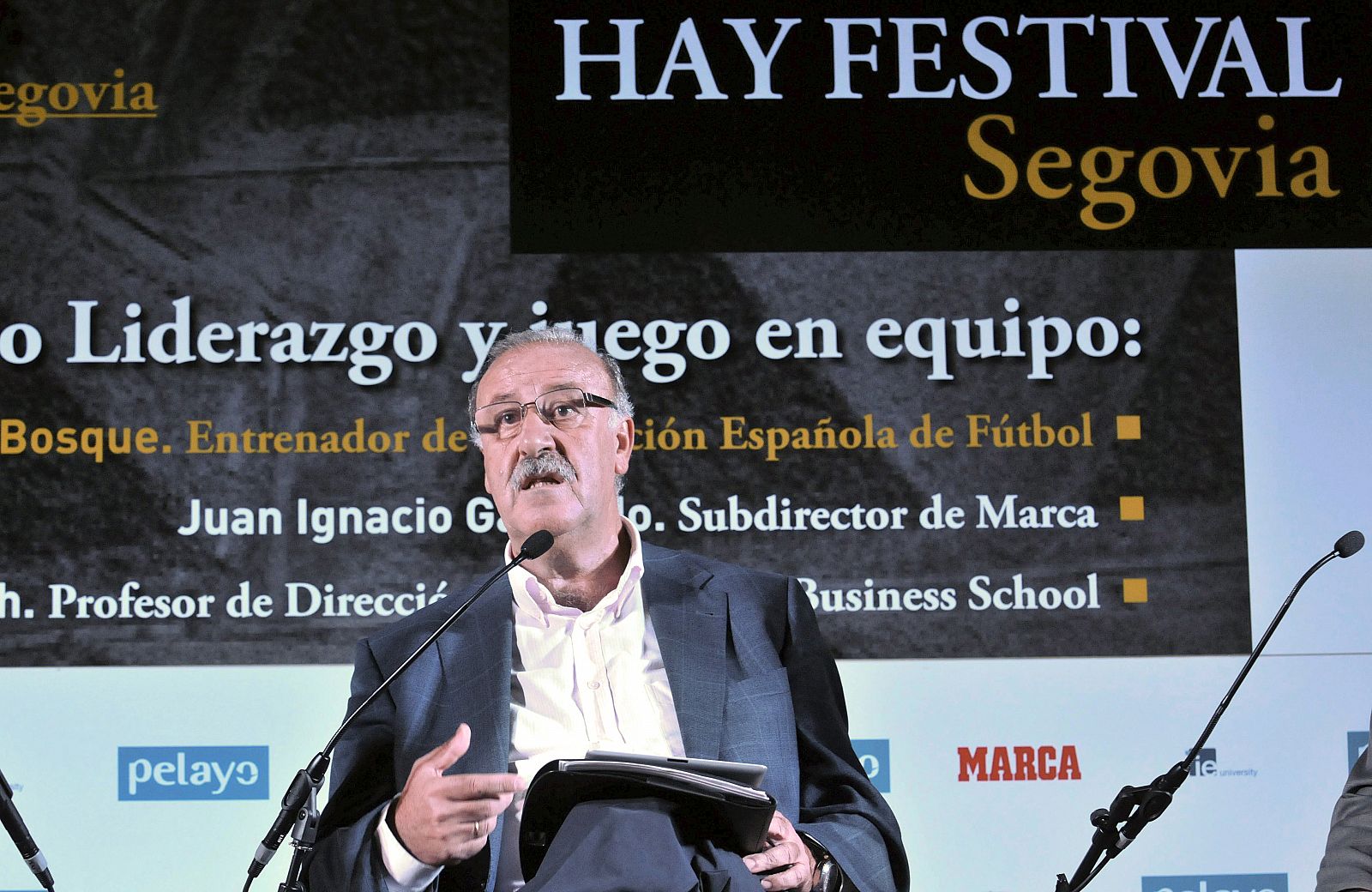 El seleccionador español de fútbol, Vicente del Bosque, interviene durante la sesión "Liderazgo y juego en equipo", en el encuentro cultural "Hay Festival" de Segovia.