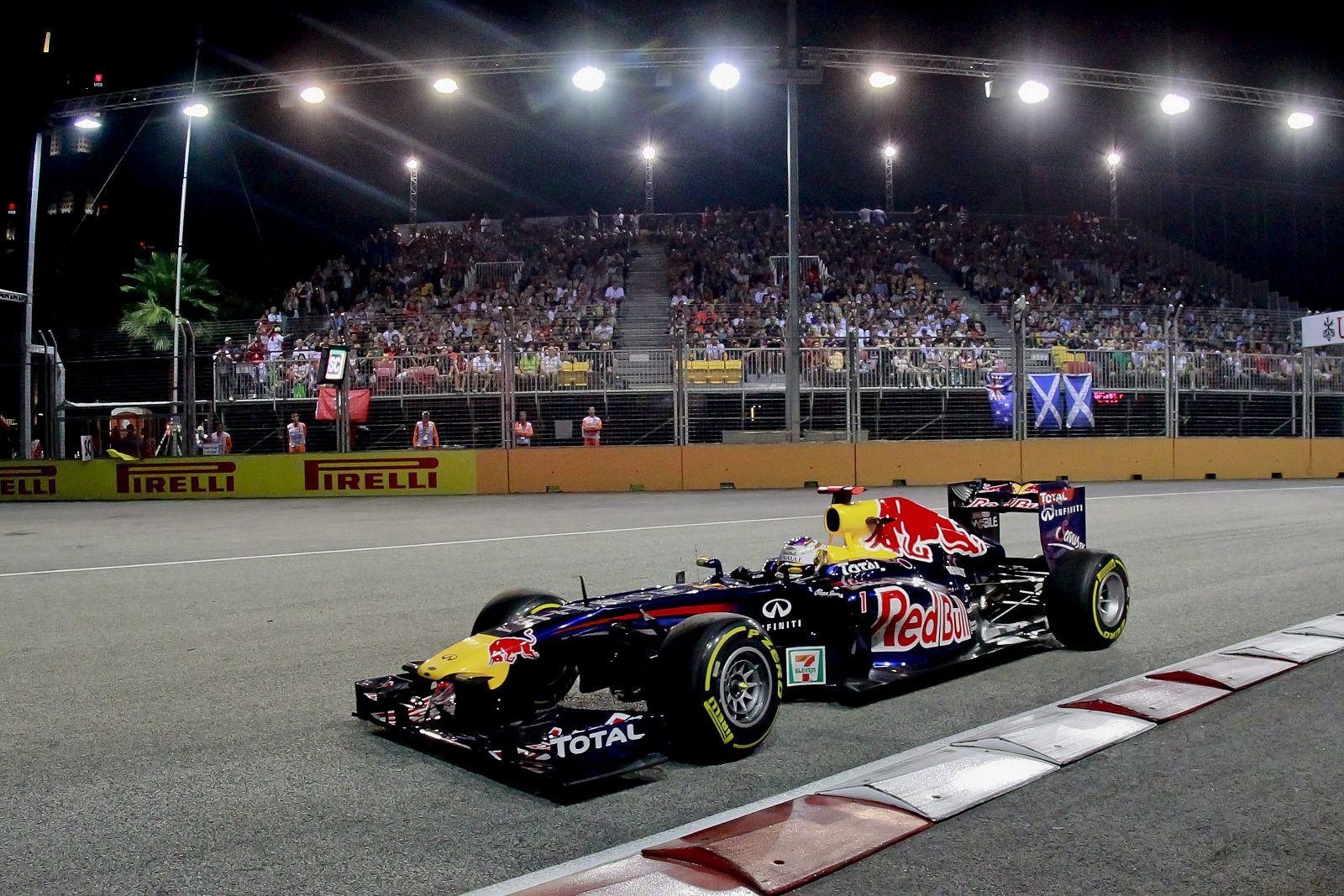 El piloto alemán de Fórmula 1, Sebastian Vettel, de Red Bull, ganador en el circuito de Marina Bay del Gran Premio de Singapur.