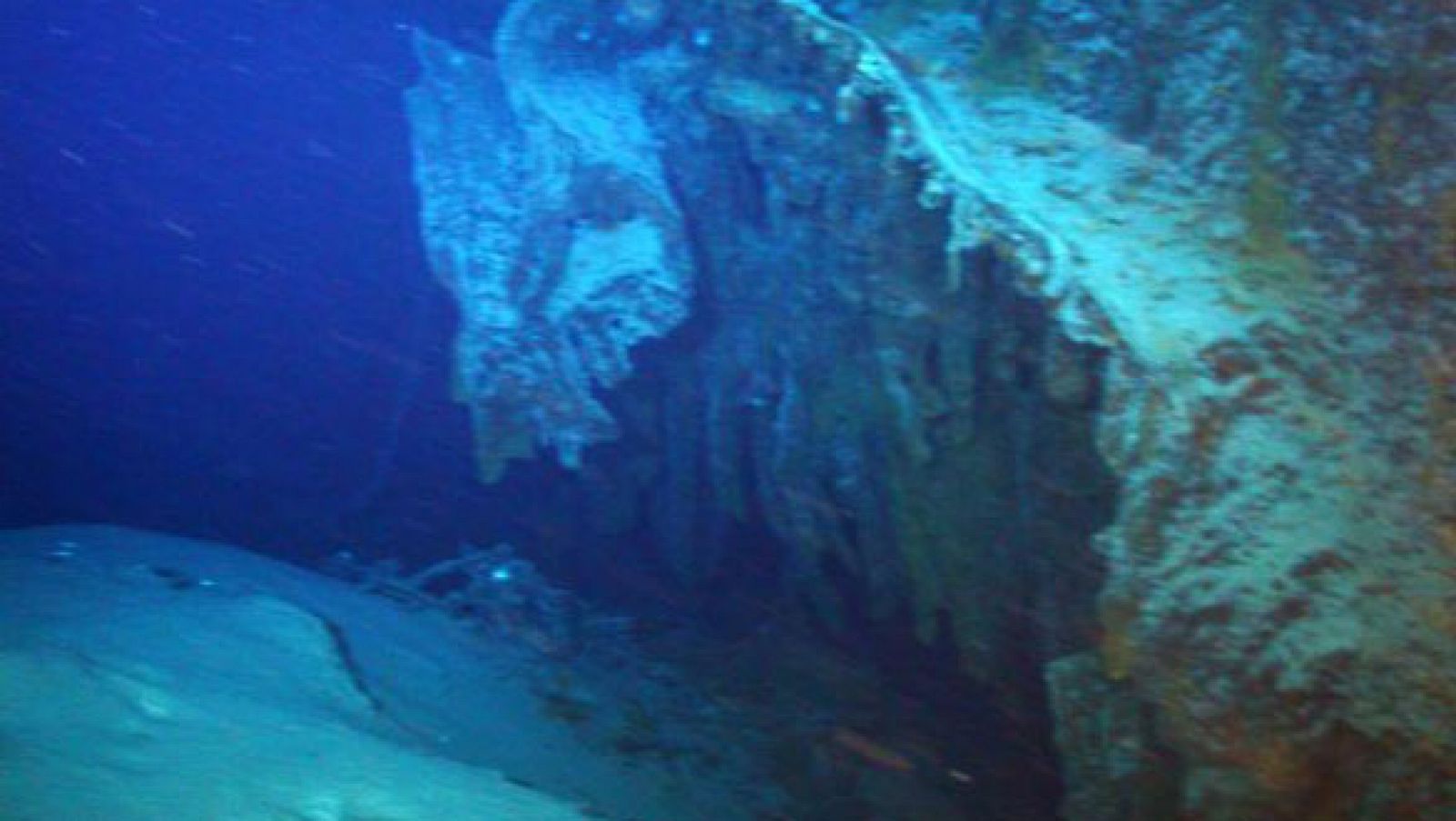 Imagen del agujero producido por el torpedo alemán en el caso del barco.