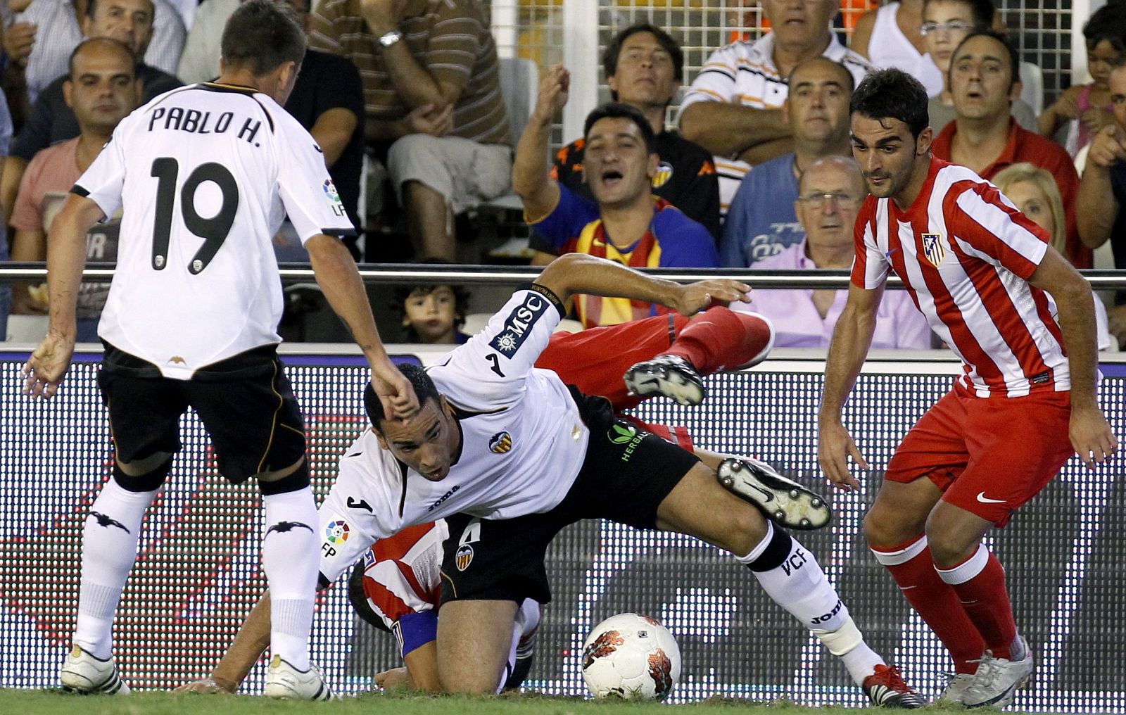 El delantero del Atlético de Madrid, Adrián López (d), en el partido contra el Valencia