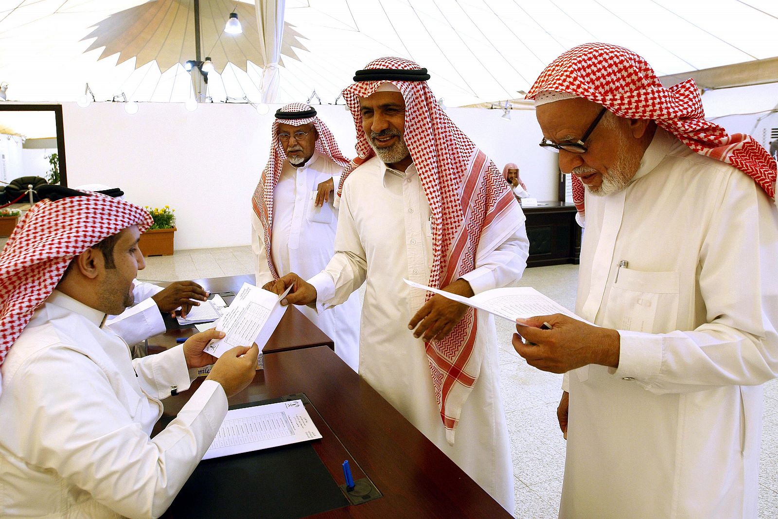 Varios saudíes se disponen a votar en un colegio electoral en las elecciones municipales exclusivas para hombres en la que la afluencia de votantes fue escasa, en Riad.
