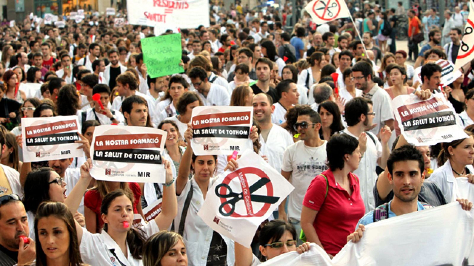 Médicos internos residentes se manifiestan en Barcelona por los recortes