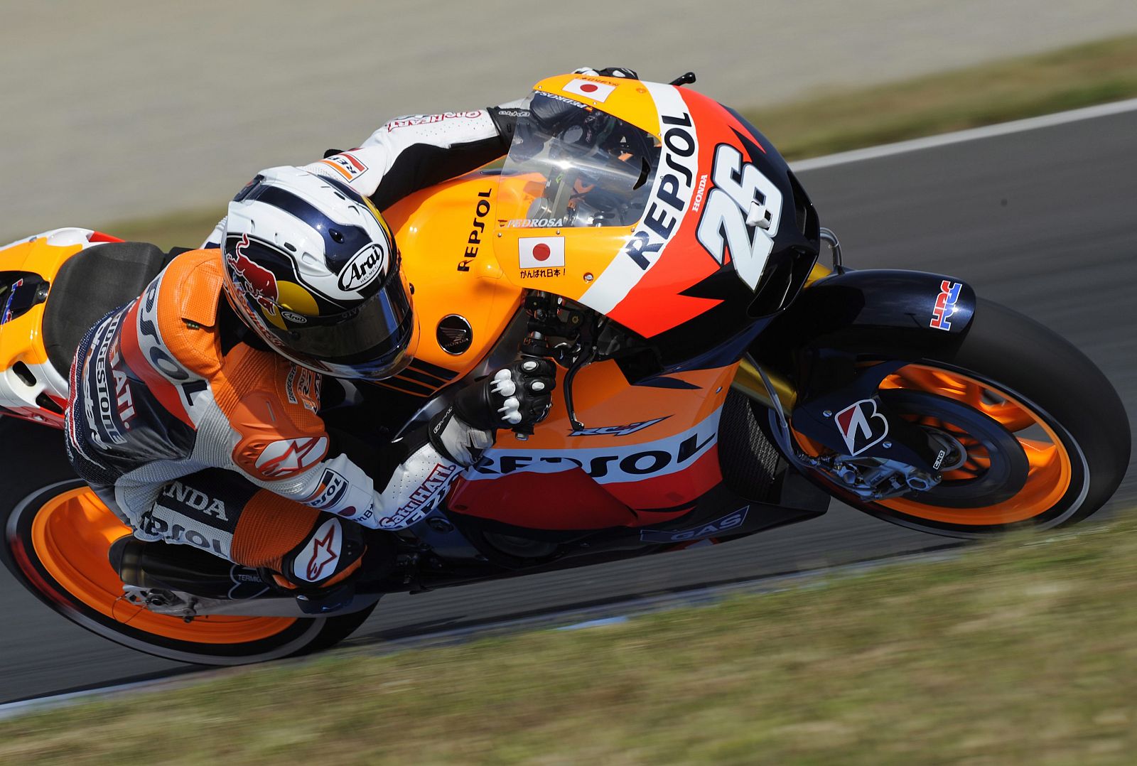 El piloto español de MotoGP Dani Pedrosa conduce su Honda durante la primera sesión de entrenamientos