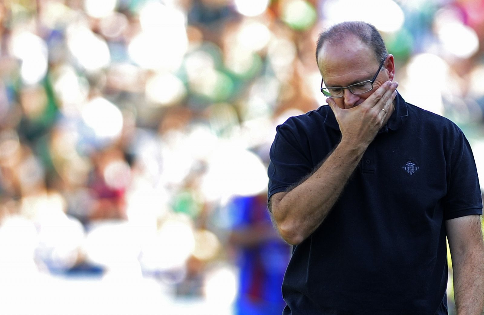 Pepe Mel, entrenador del Betis, se lamenta por una ocasión fallada de su equipo.