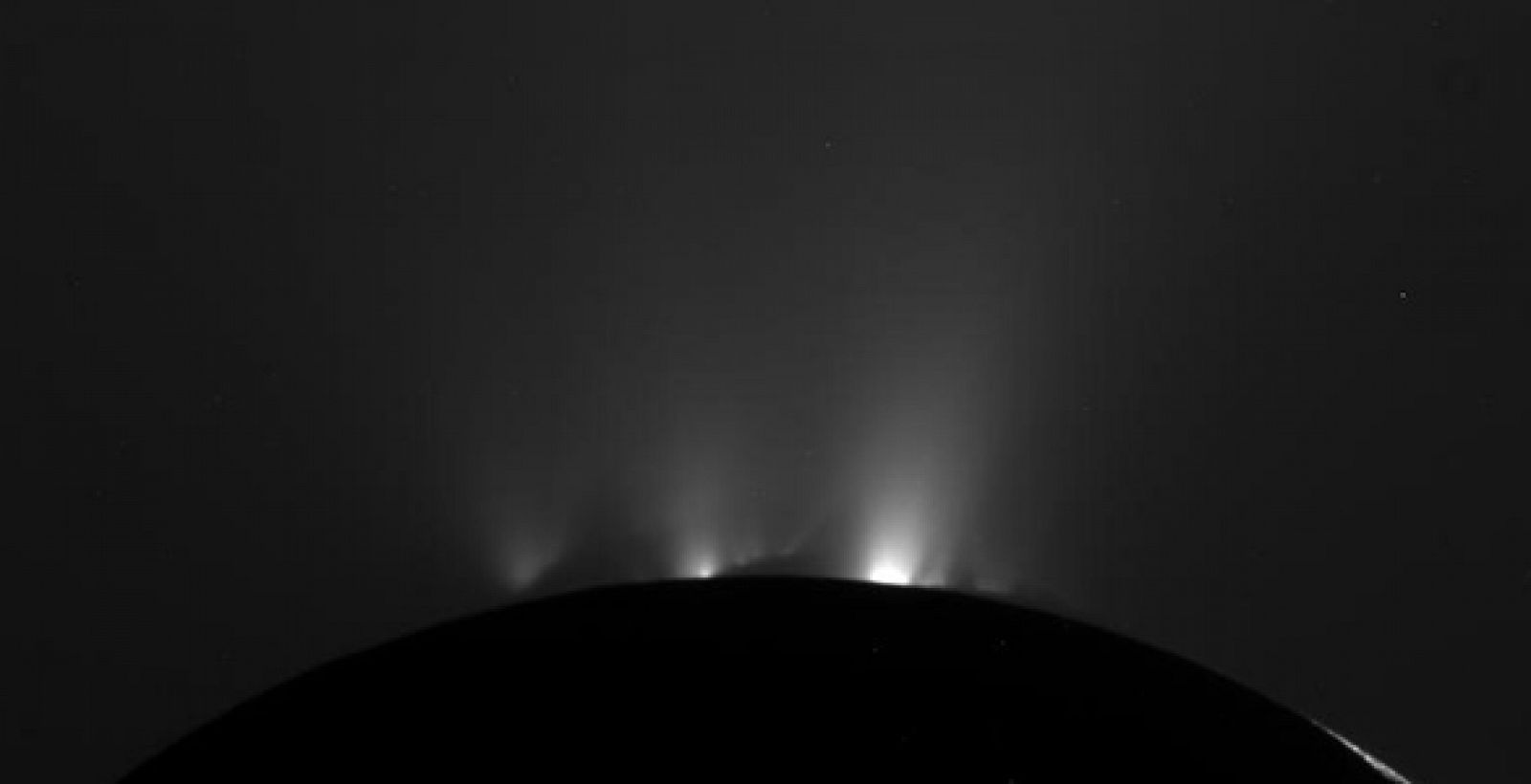 Chorros de vapor de agua y hielo de Encélado, una de las numerosas lunas de Saturno
