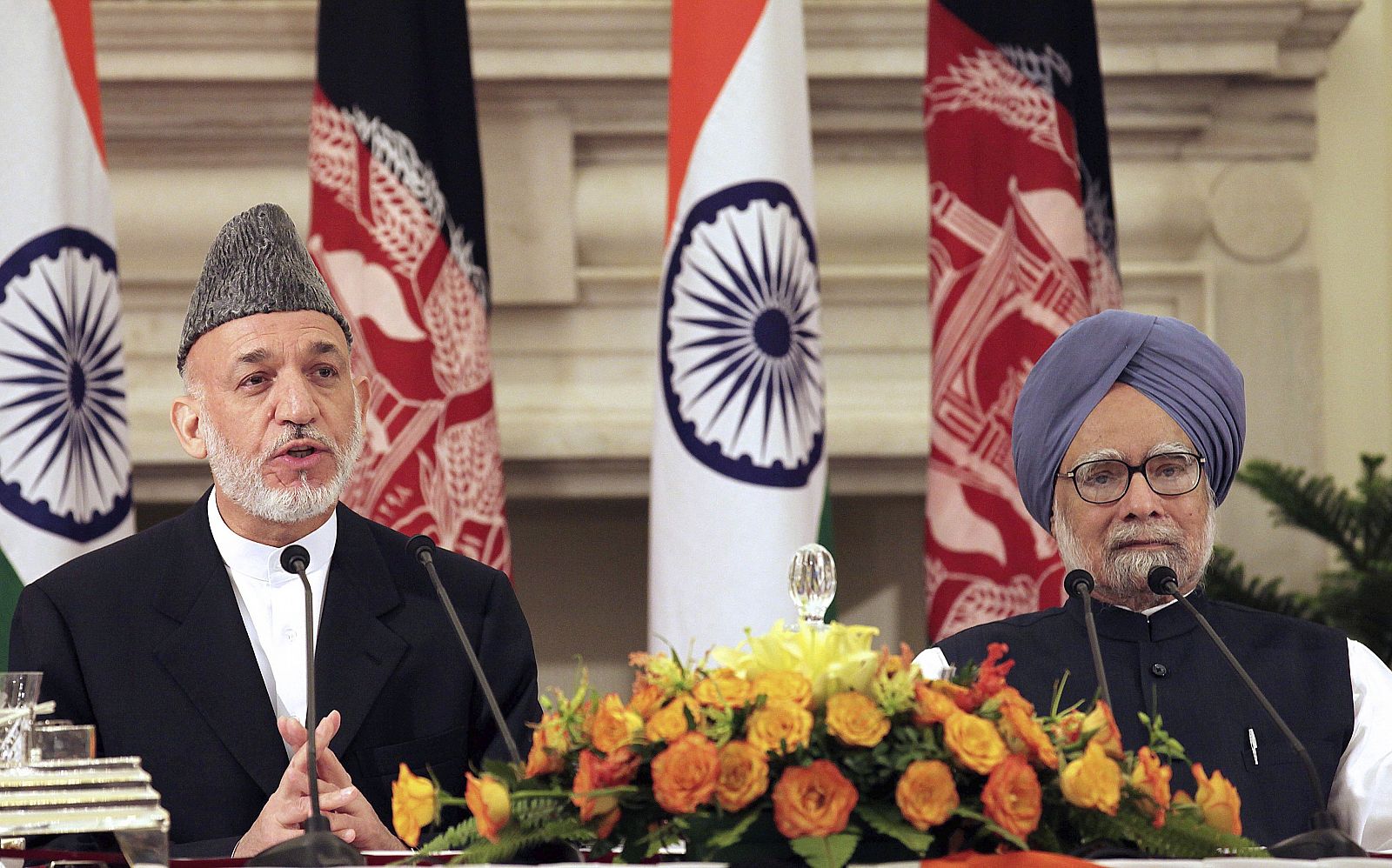 El primer ministro indio y el presidente afgano  ofrecen una rueda de prensa tras la reunión celebrada en Nueva Delhi.