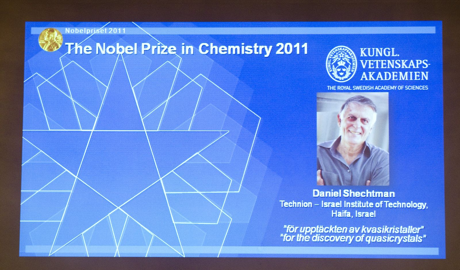 Momento en el que la Academia Sueca anuncia la concesión del Nobel de Química a Daniel Shechtman