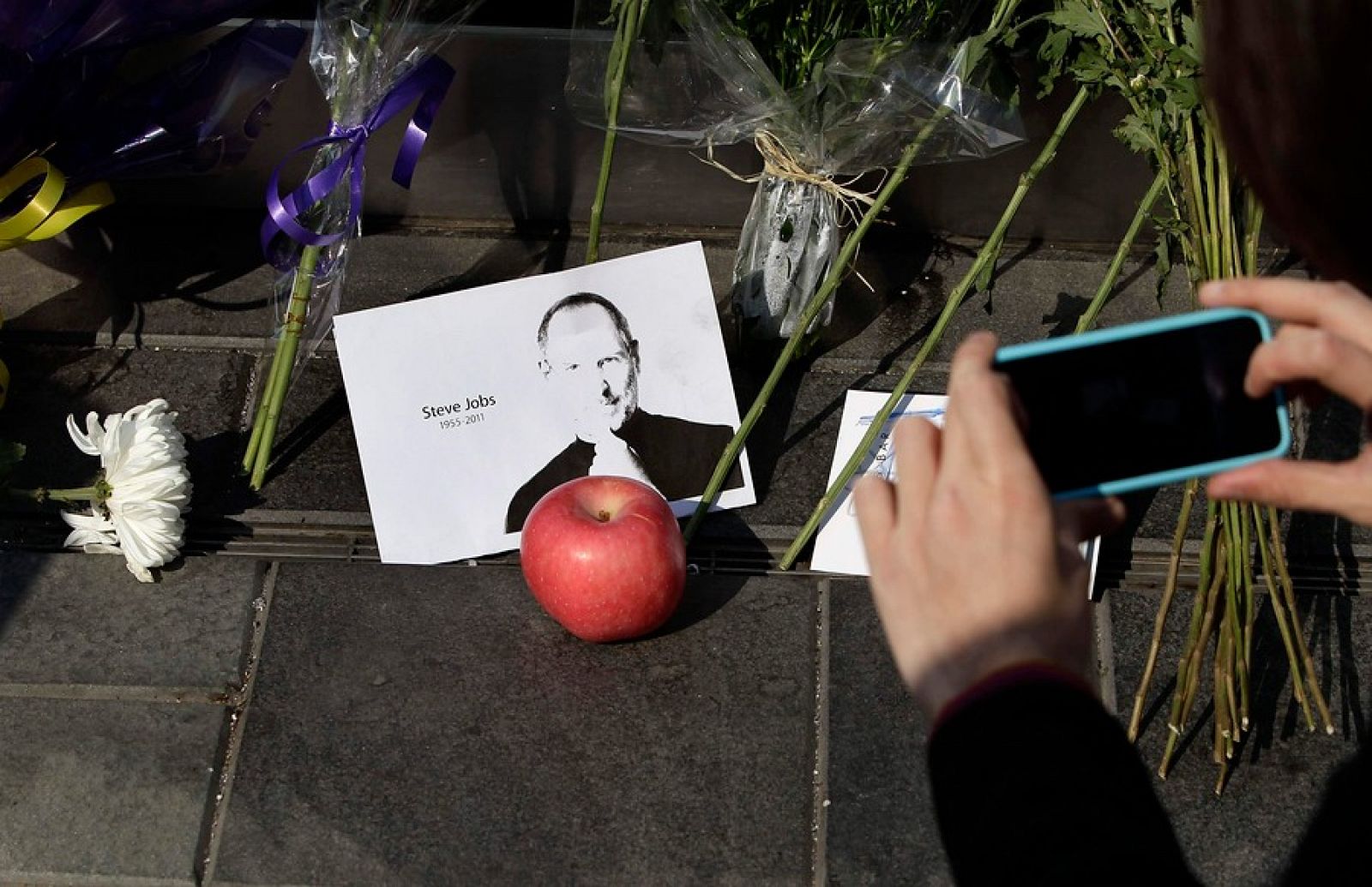 Las tiendas de Apple se han convertido en altares para homenajear a Steve Jobs