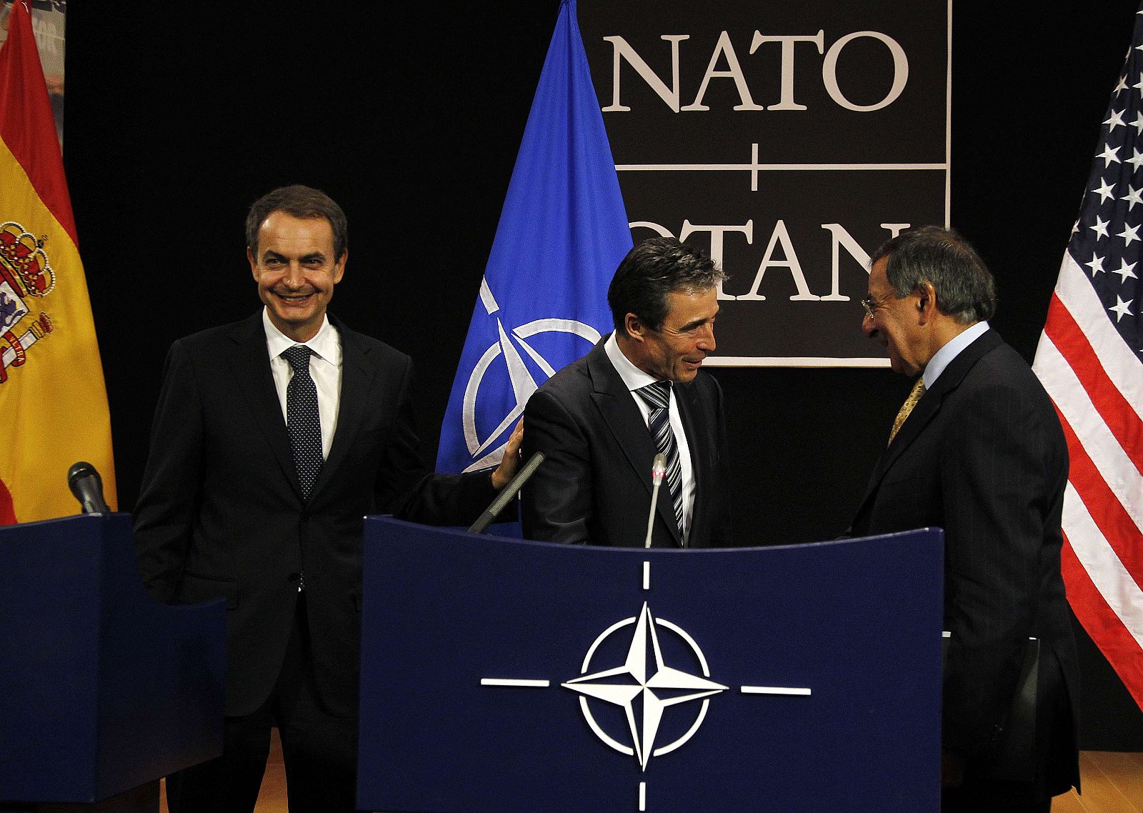 El presidente español, José Luís Rodríguez Zapatero, junto al secretario general de la OTAN, Anders Fogh Rasmussen, y el secretario de Defensa de EE.UU., Leon Panetta