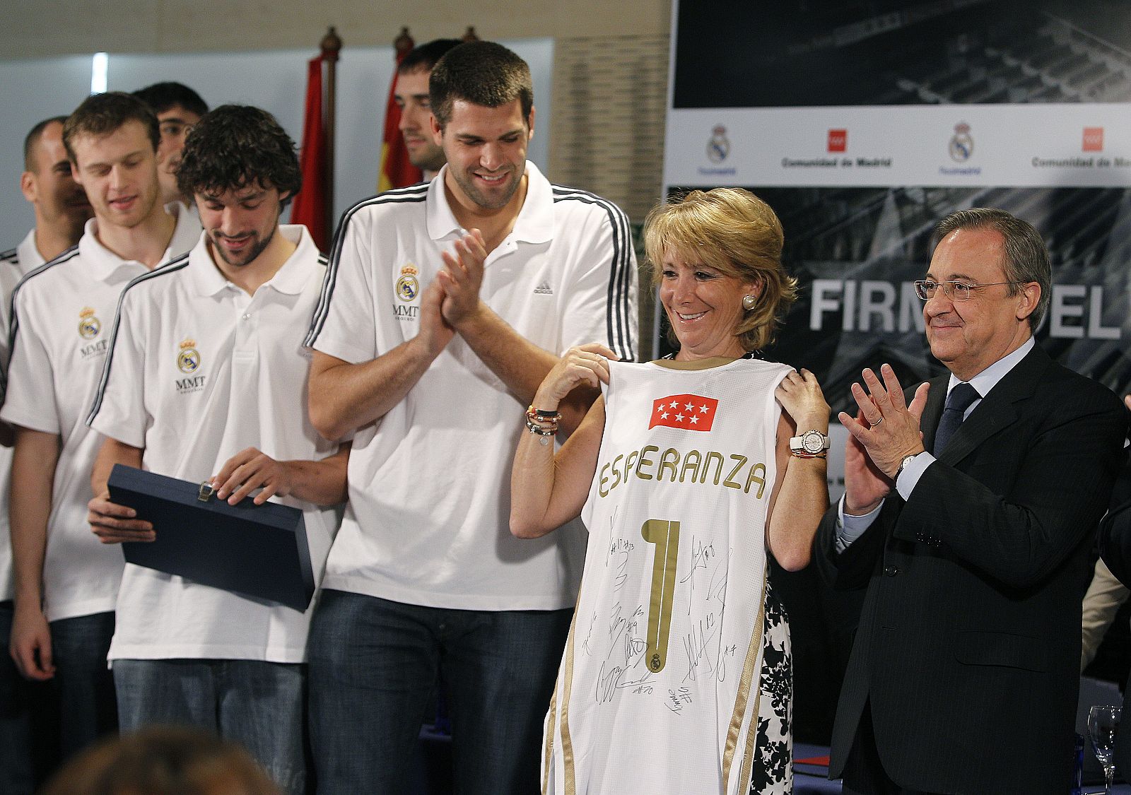 La plantilla del Madrid de baloncesto regaló una camiseta firmada a Esperanza Aguirre