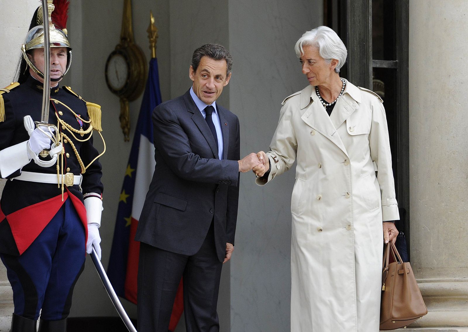 Sarkozy y Lagarde estrechan sus manos al finalizar el encuentro en el Elíseo.