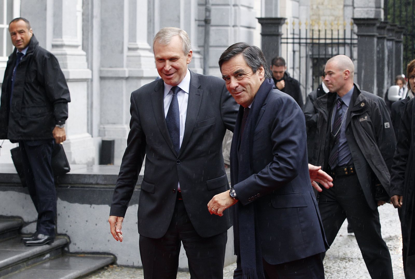 El primer ministro belga, Yves Leterme, saluda a su homólogo francés, Francois Fillon (derecha)