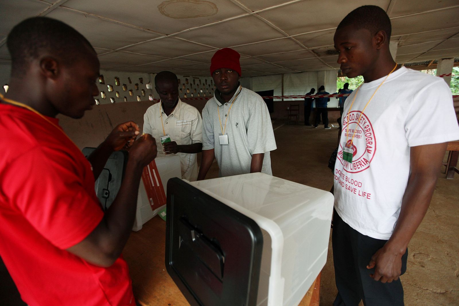 Varios encargados preparan las urnas para la votación