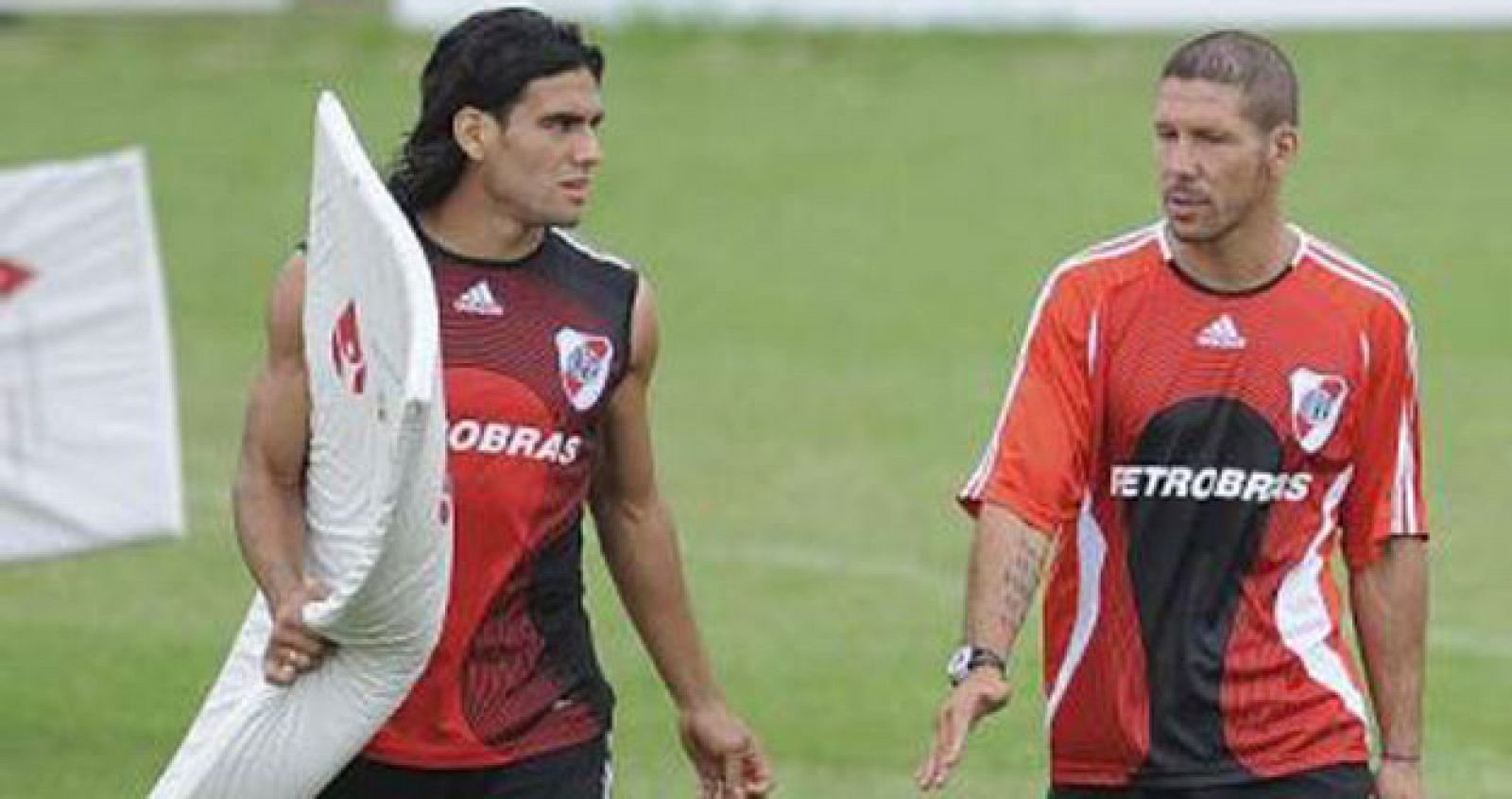 Falcao y Simeone, durante un entrenamiento, cuando eran jugador y técnico del River Plate.