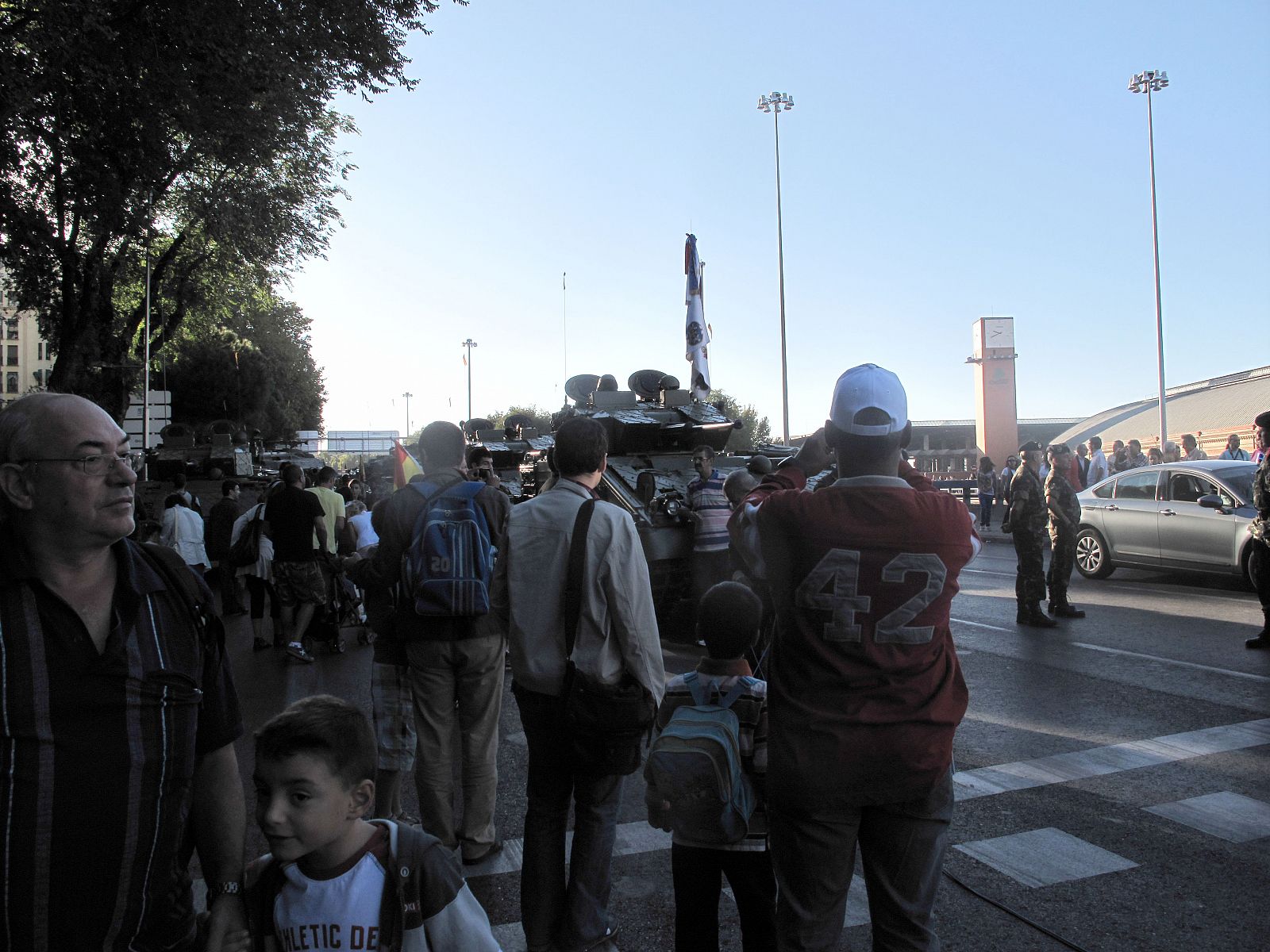 Los ciudadanos han aprovechado para fotografiarse con los tanques antes del inicio del desfile de la Fiesta Nacional.