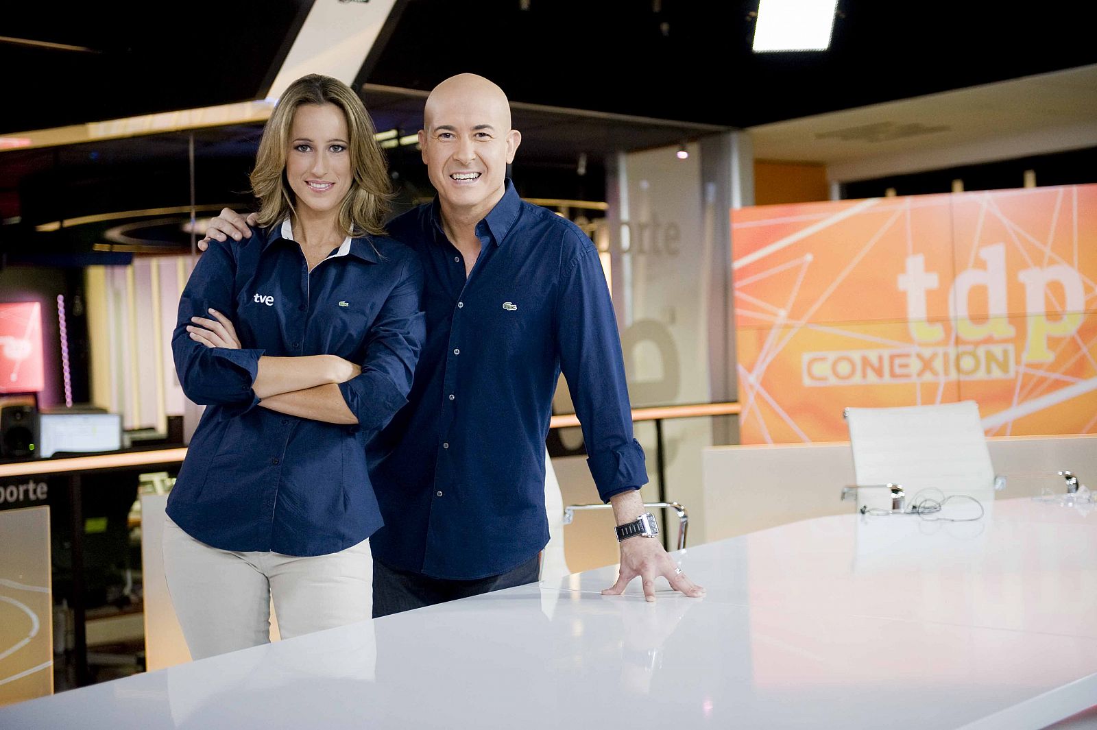 MOntse Tusquest y Moises Rodridguez, presentadores de "Conexión TDP" en el plató