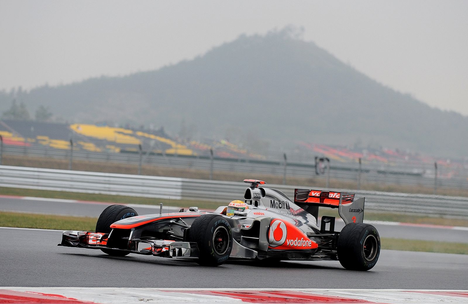 Lewis Hamilton con su McLaren-Mercedes durante la primera jornada de entrenamientos libres en el GP de Corea.