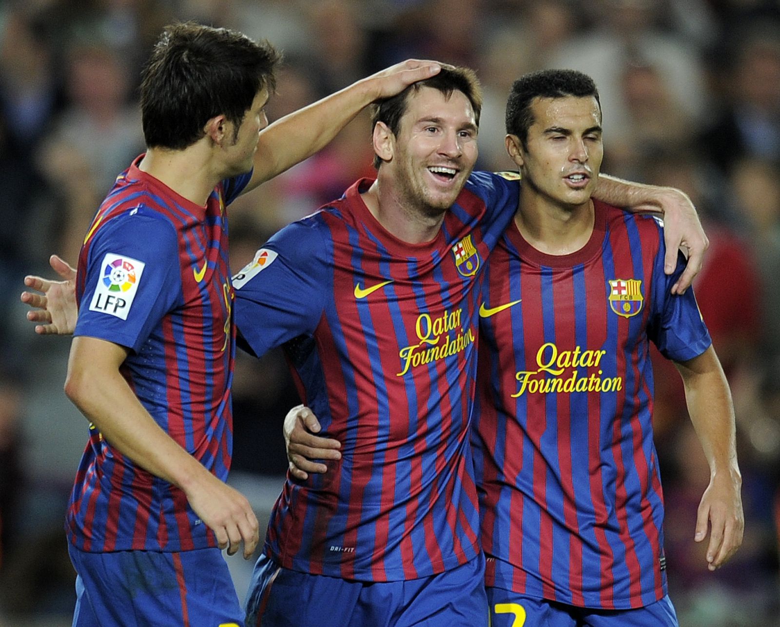 Lionel Messi celebra uno de sus goles con Villa y Pedro.