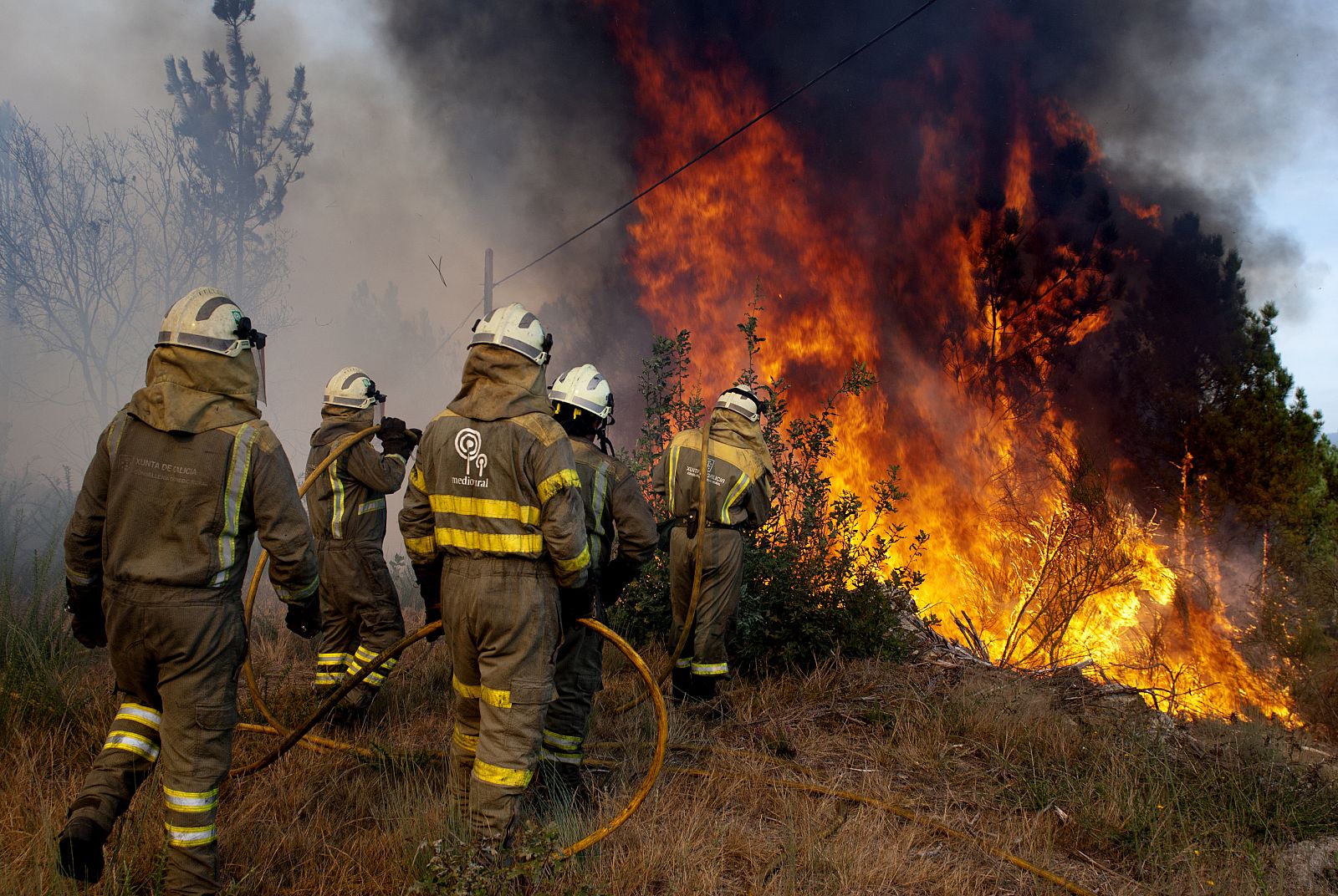 Un grupo de bomberos trabaja en la extinción del incendio en el municipio de Maside, en Ourense.