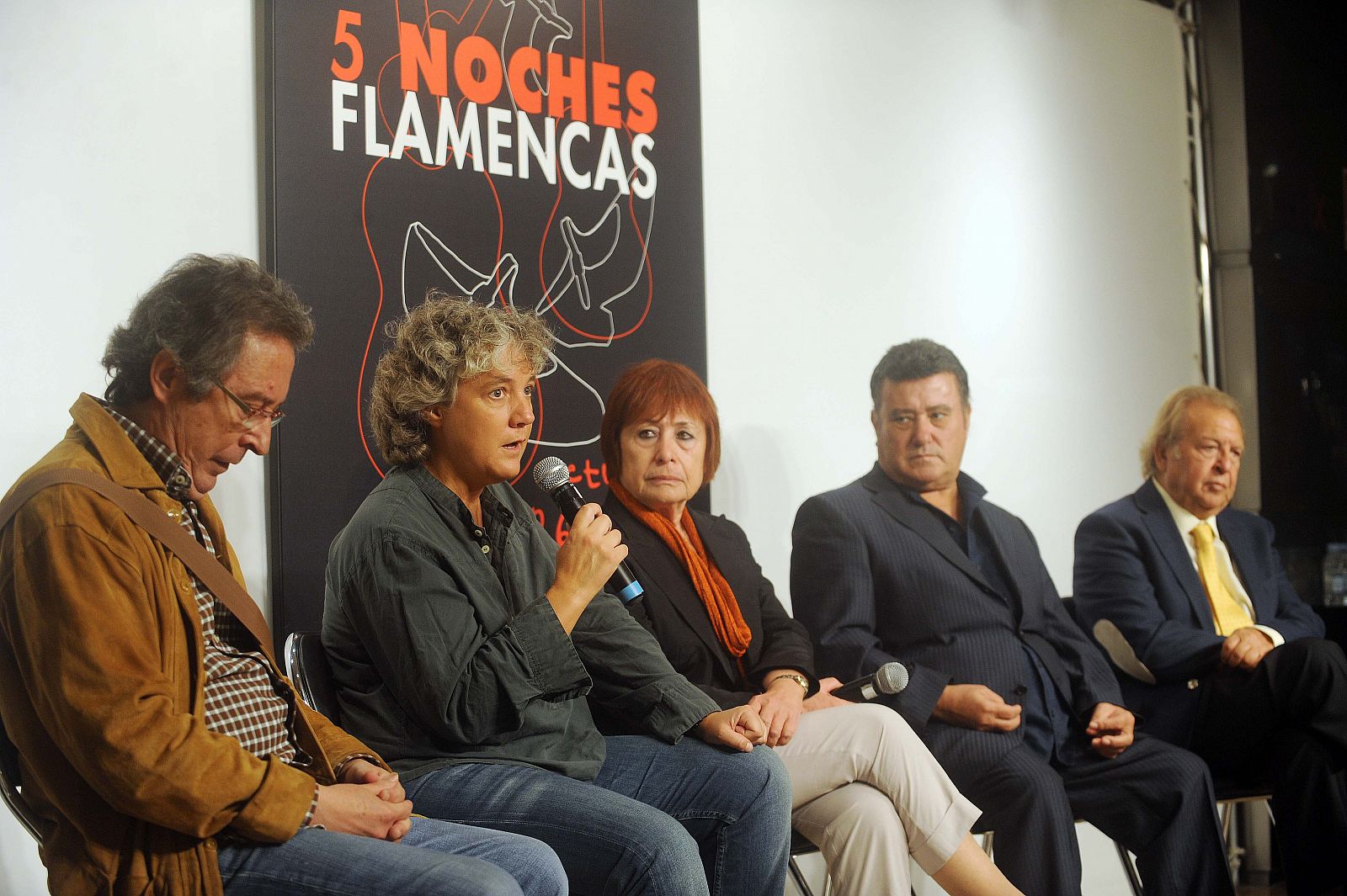 De izda a dcha: De Melchor, Mora Apreda, José Menese y El Lebrijano escuchan a Mayte Martin