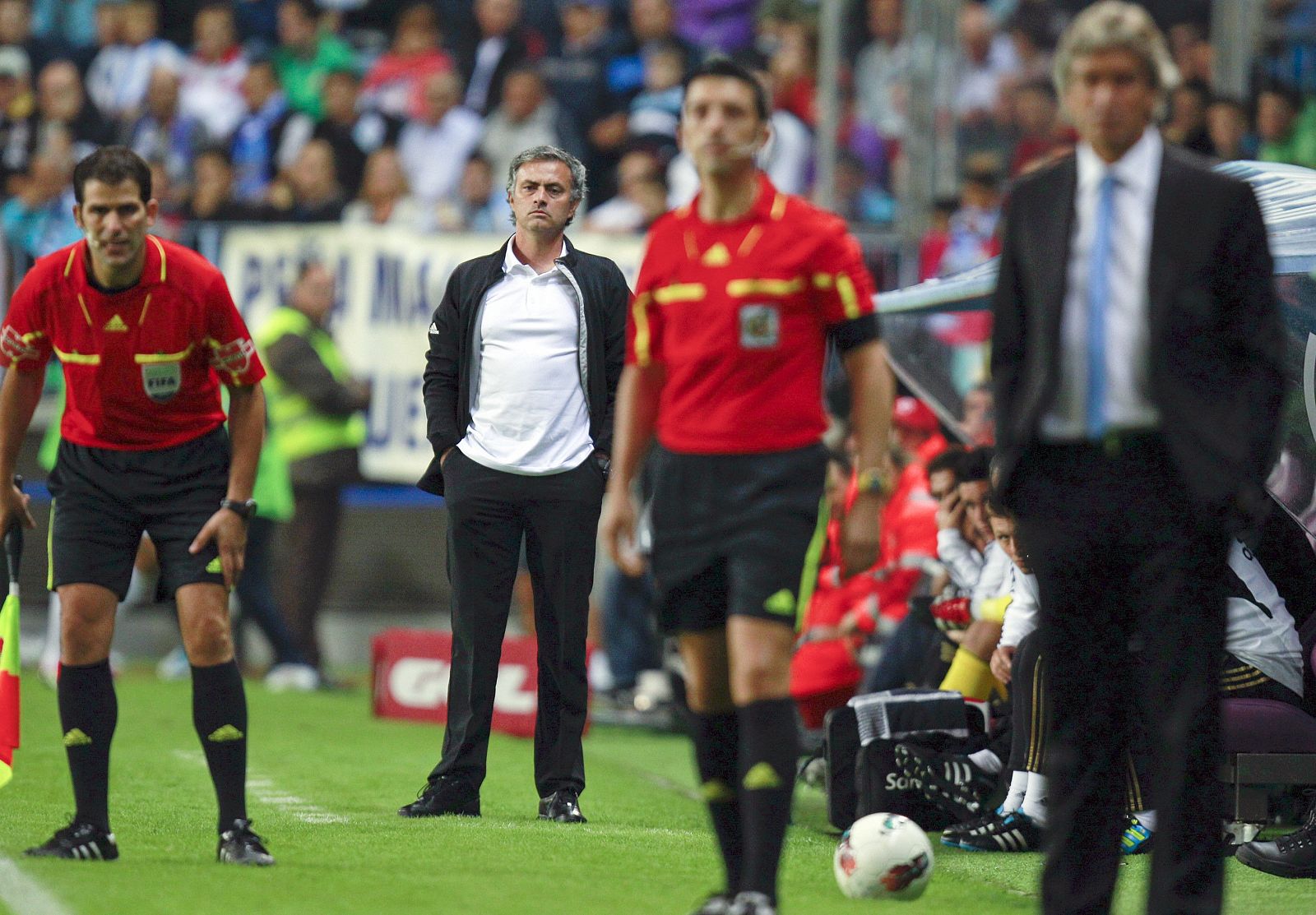 El entrenador portugués del Real Madrid, José Mourinho, observa el partido al igual que su homólogo chileno del Málaga, Manuel Pellegrini.