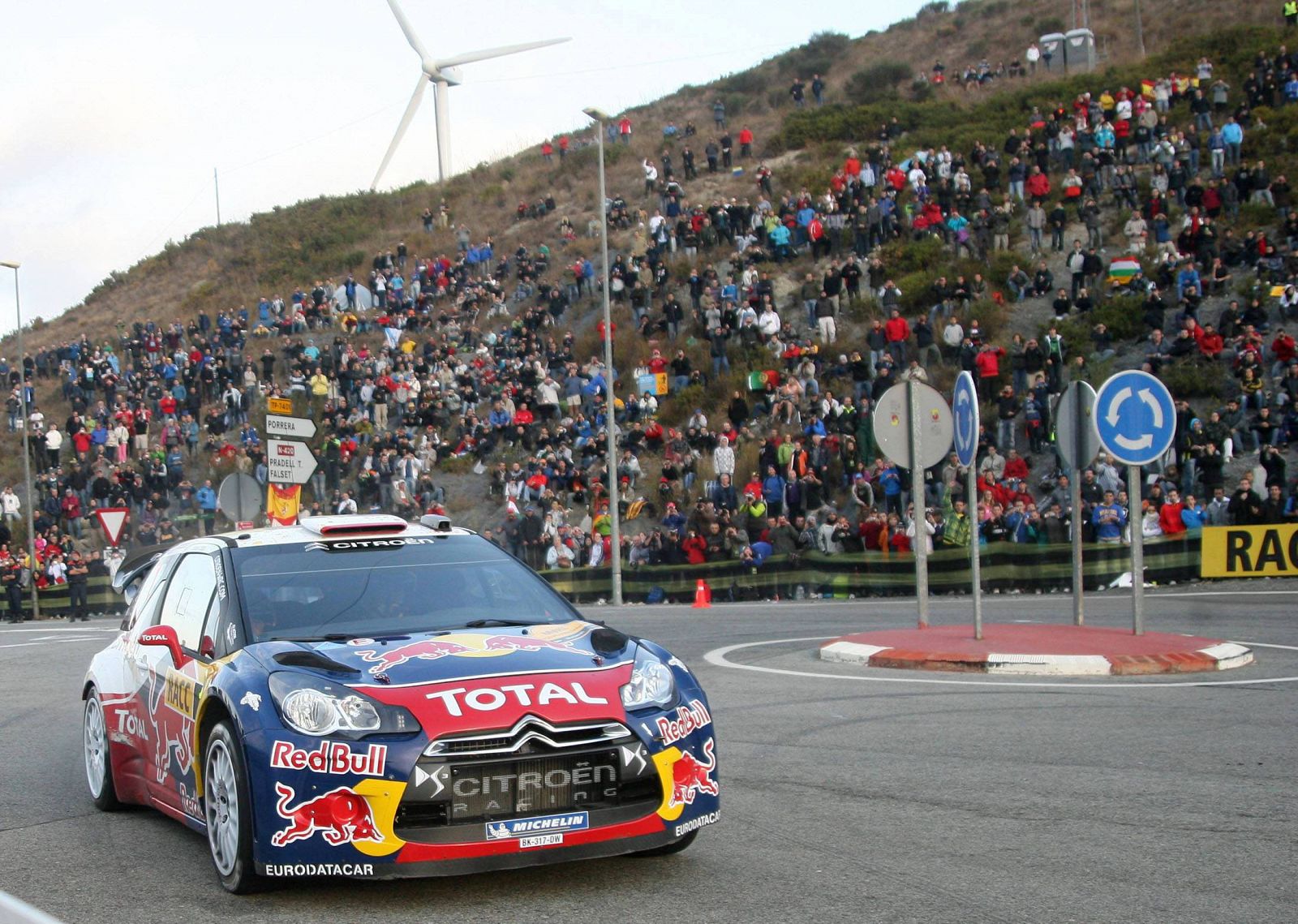 El piloto de Citroen Sébastien Loeb y su copiloto, Daniel Elena, a su paso por el tramo de Coll de la Teixeta correspondiente al tercer tramo de la tercera etapa del Rally Catalunya-Costa Daurada.