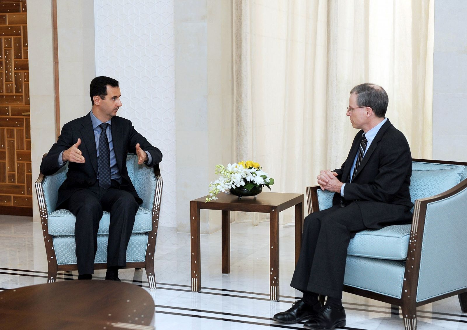 Foto de archivo del embajador de EE.UU., Robert Ford (derecha), hablando con el presidente sirio Bachar al Asad el 27 de enero