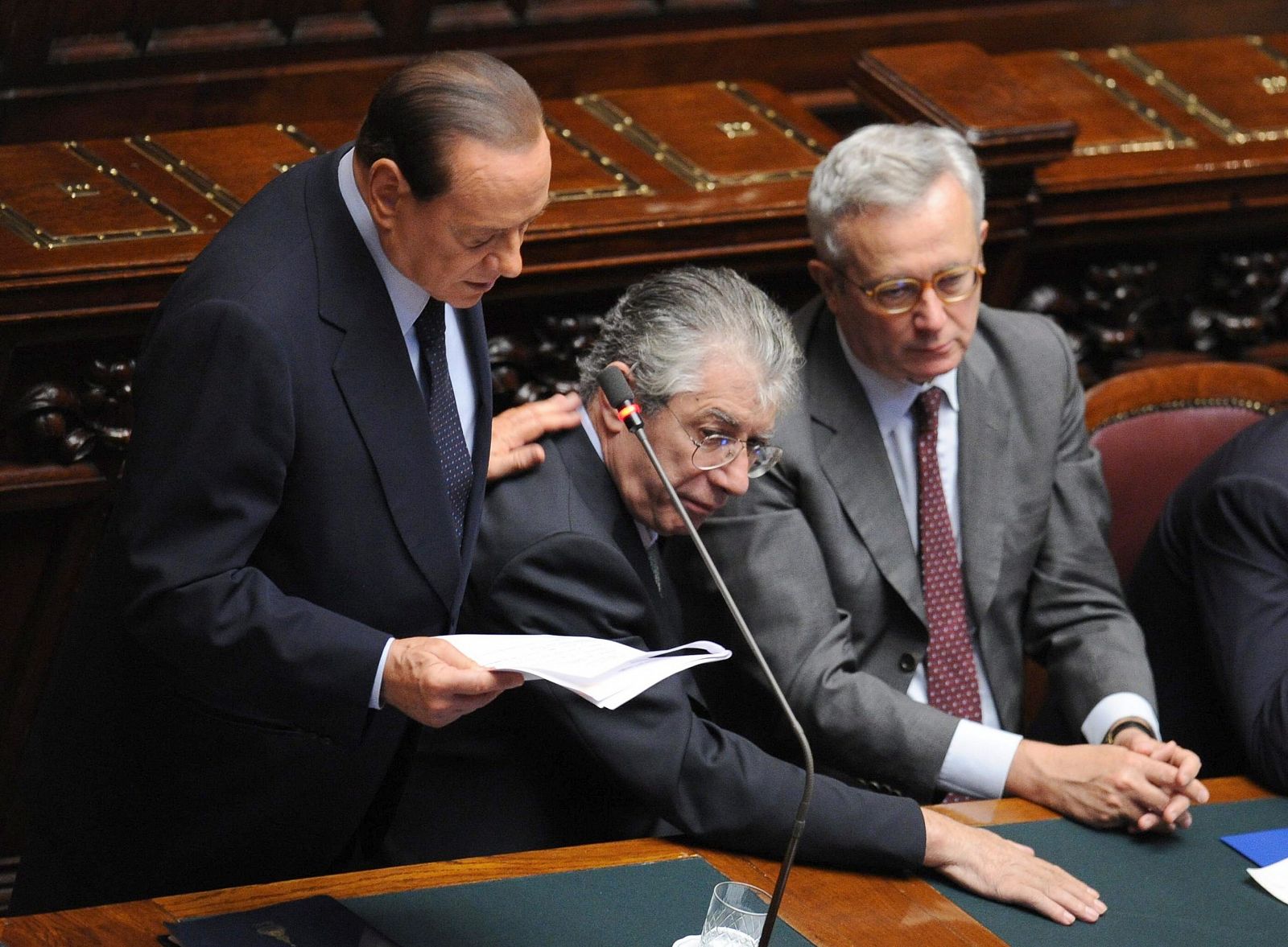 Imagen de archivo del primer ministro italiano, Silvio Berlusconi, apoyado en el Líder de la Liga Norte, Umberto Bossi, en el Parlamento
