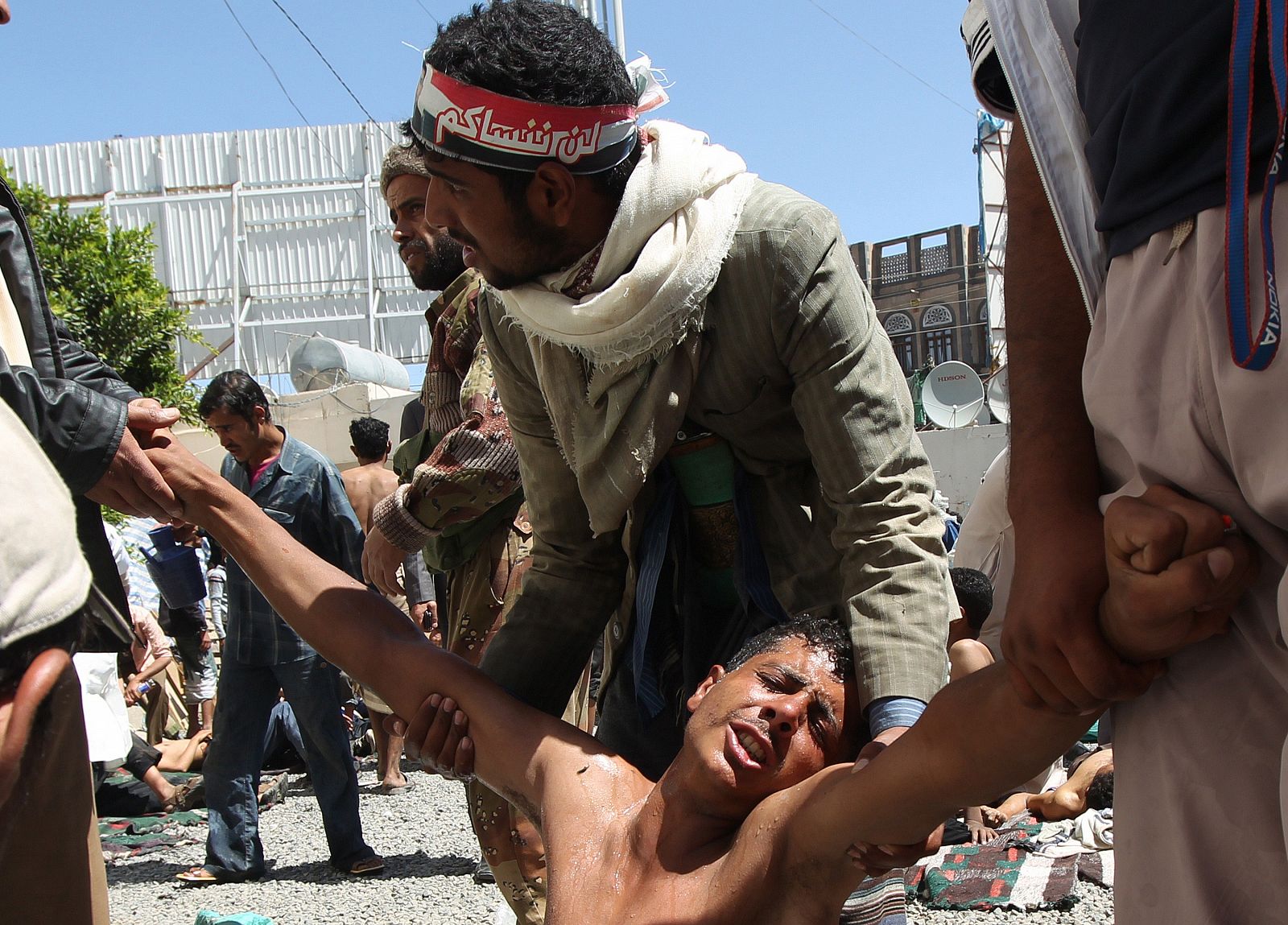 Manifestantes anti-Saleh sufren por los gases lacrimógenos en Saná, capital de Yemen