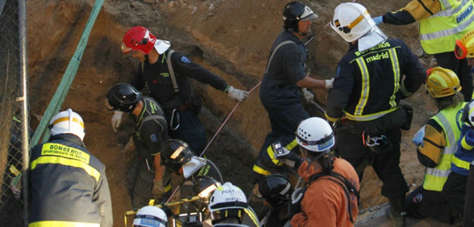 Los bomberos logran rescatar con vida a uno de los dos obreros sepultados en unas obras en Madrid
