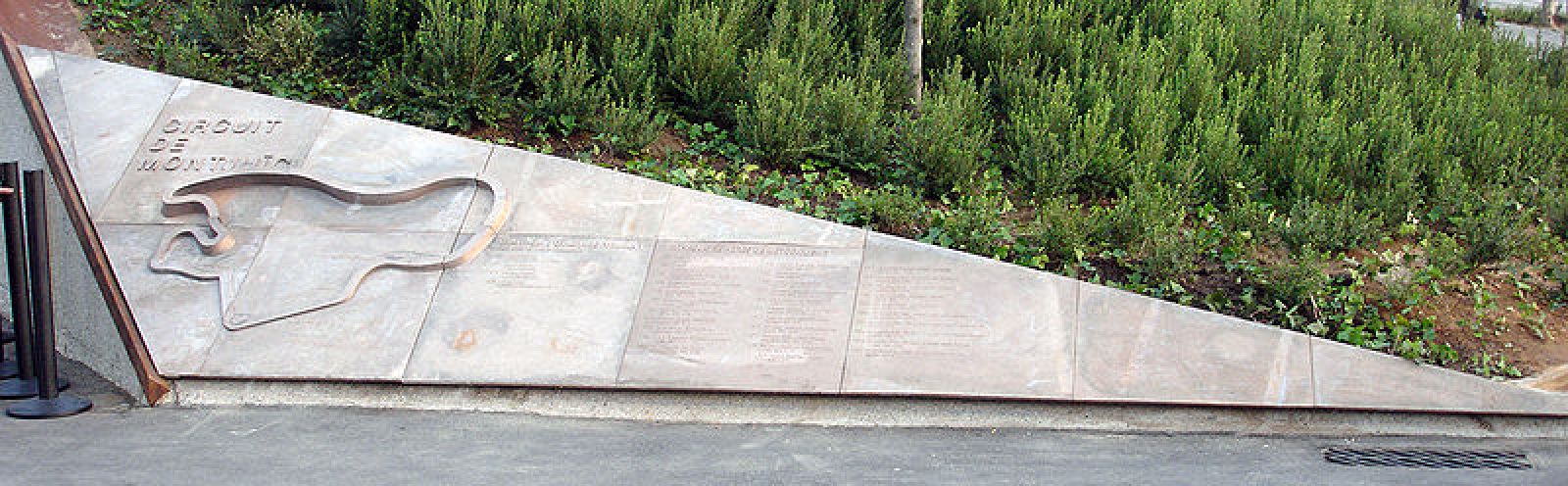 Imagen del monumento que recuerda el circuito barcelonés de Montjuic.