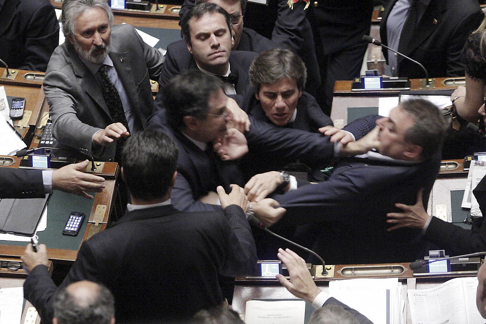 Diputados italianos de la Liga Norte y del FLI se enfrentan en el Parlamento