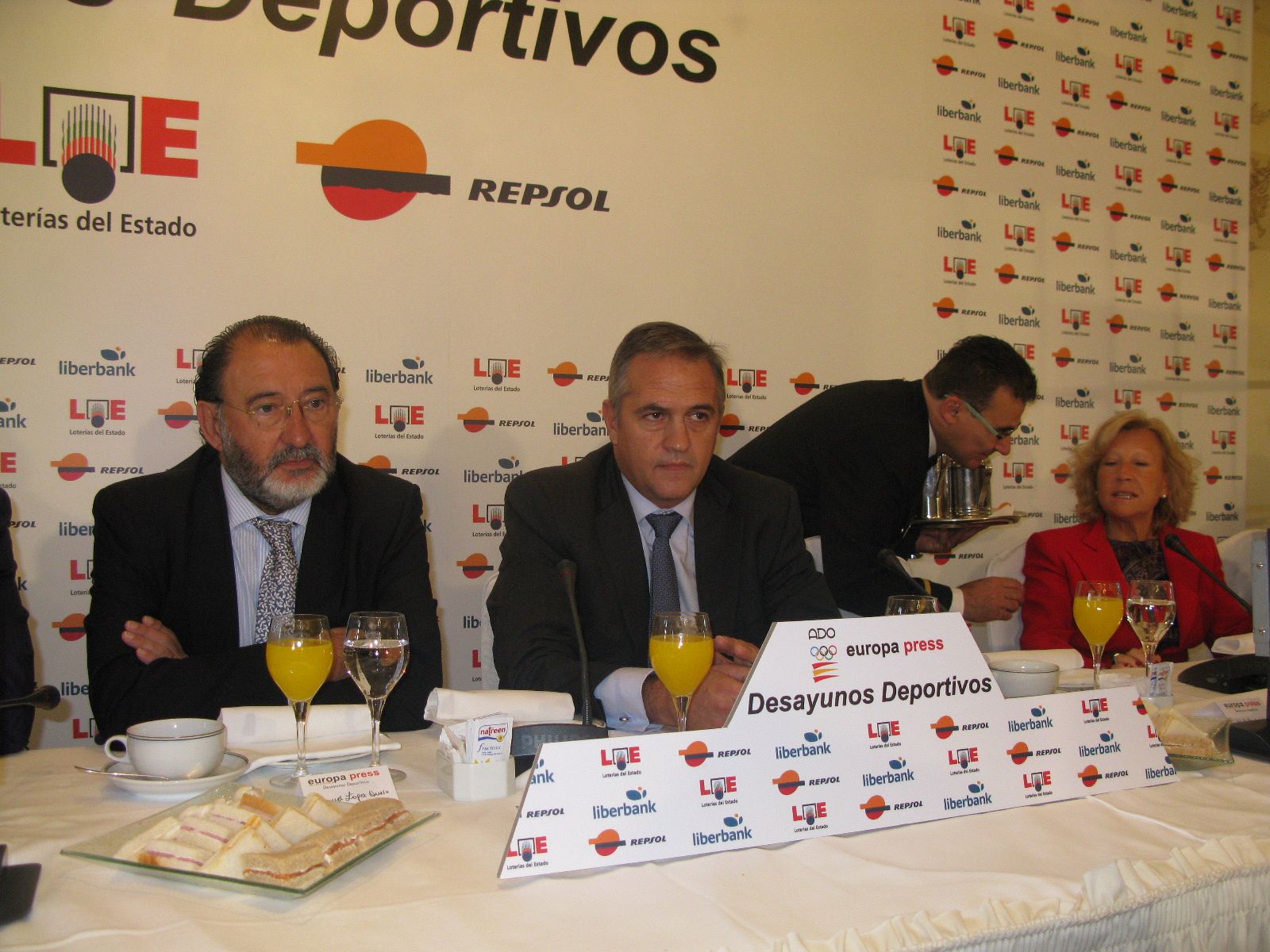 El presidente de la LFP José Luis Astiazarán (c) en los 'Desayunos deportivos de Europa Press'.