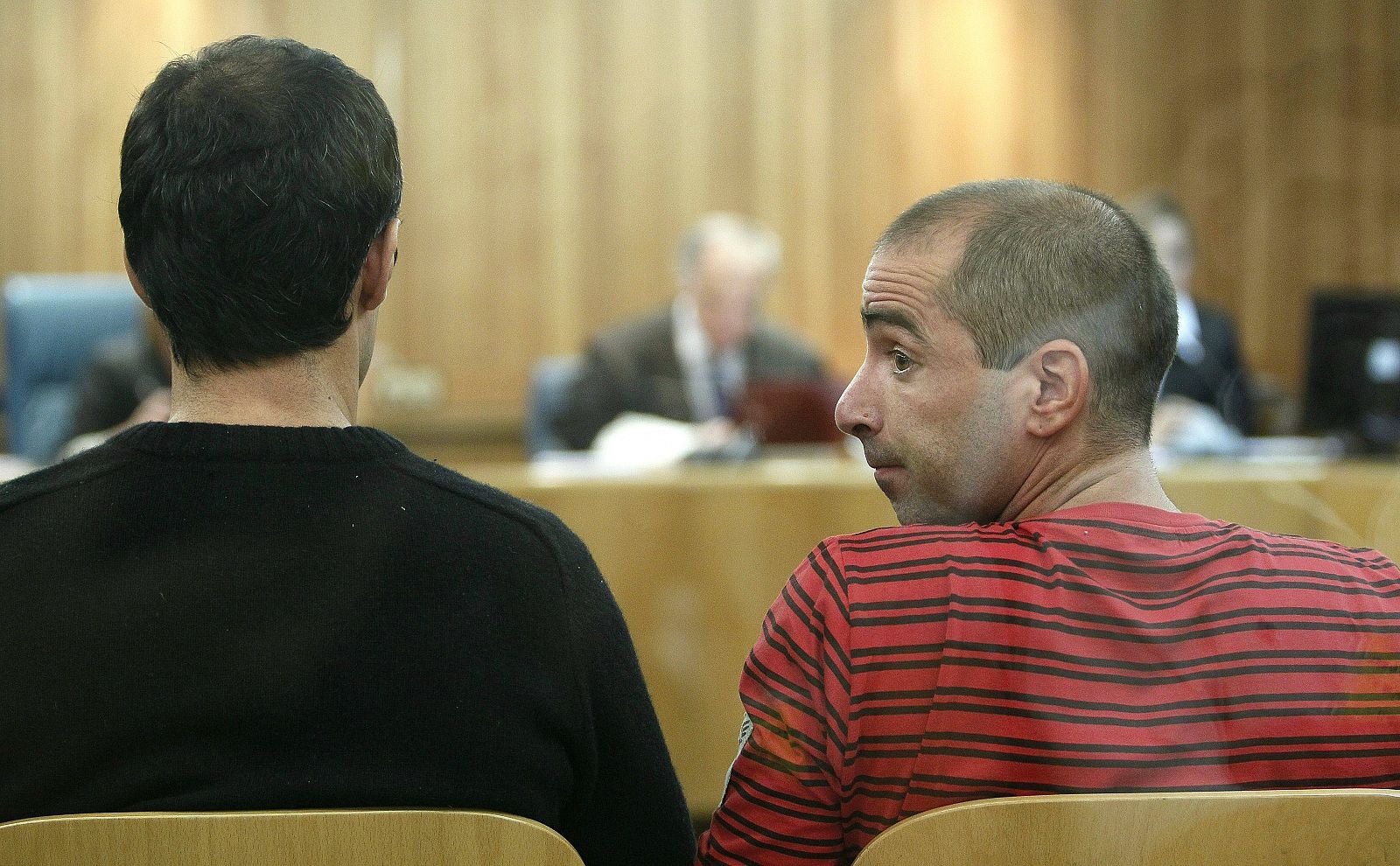 Andoni Otegi y Oskar Zelarain, en la Audiencia Nacional, en donde se les juzga por la colocación en 2002 de un coche-bomba frente a un hotel de Fuengirola.