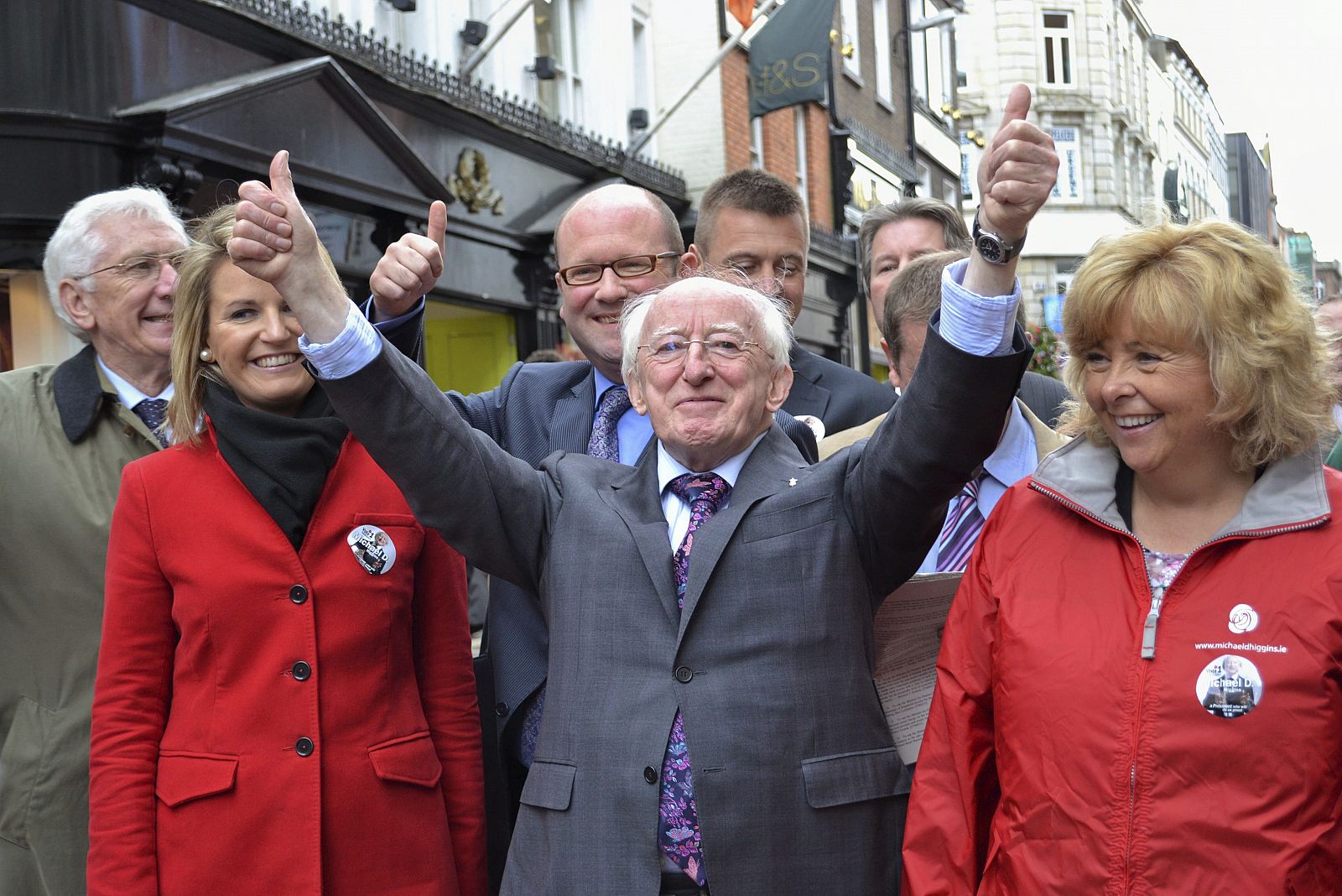 El candidato laborista a la presidencia de Irlanda, Michael D. Higgins (en el centro) durante un acto de campaña